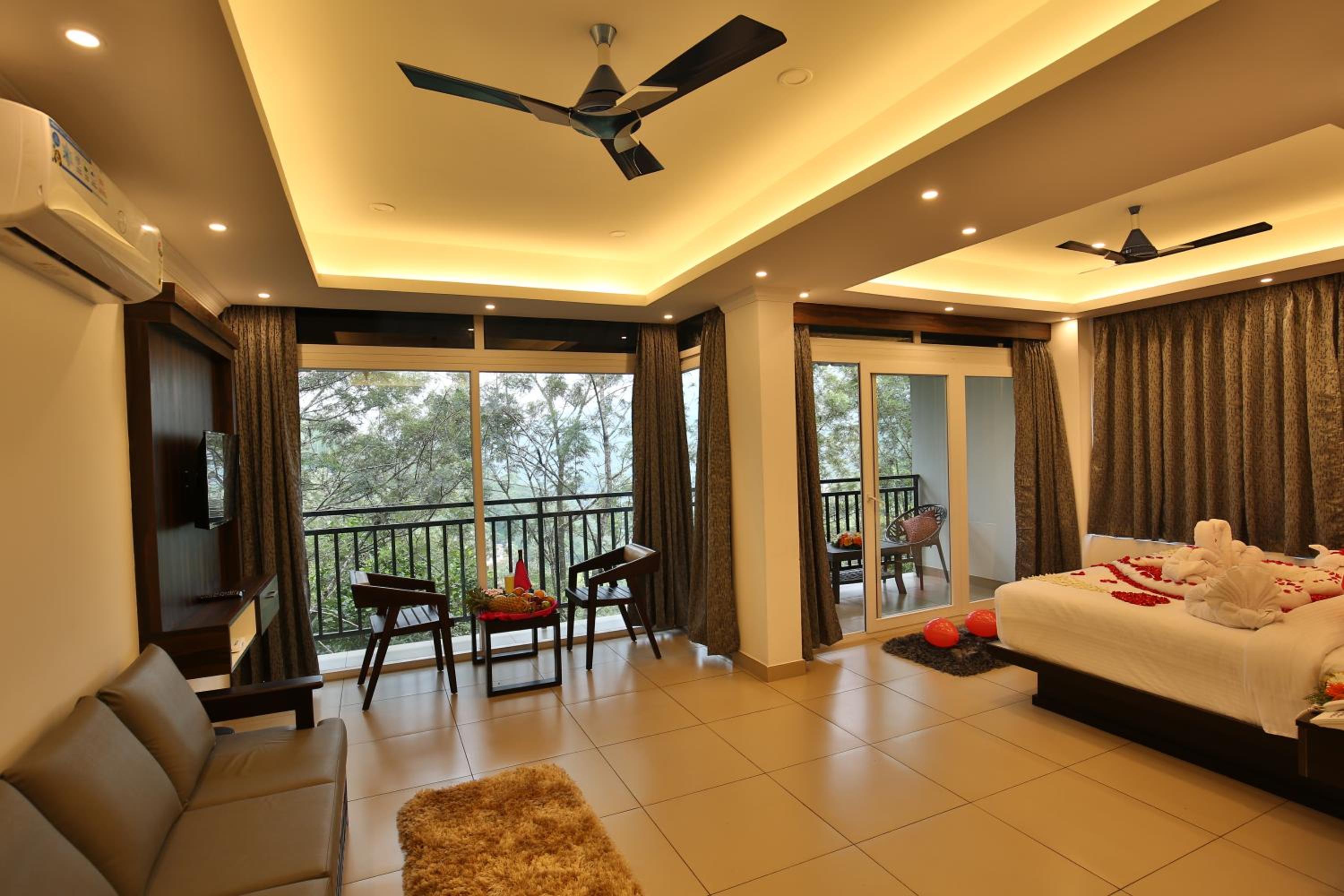 Double Room with Balcony - Photo 11