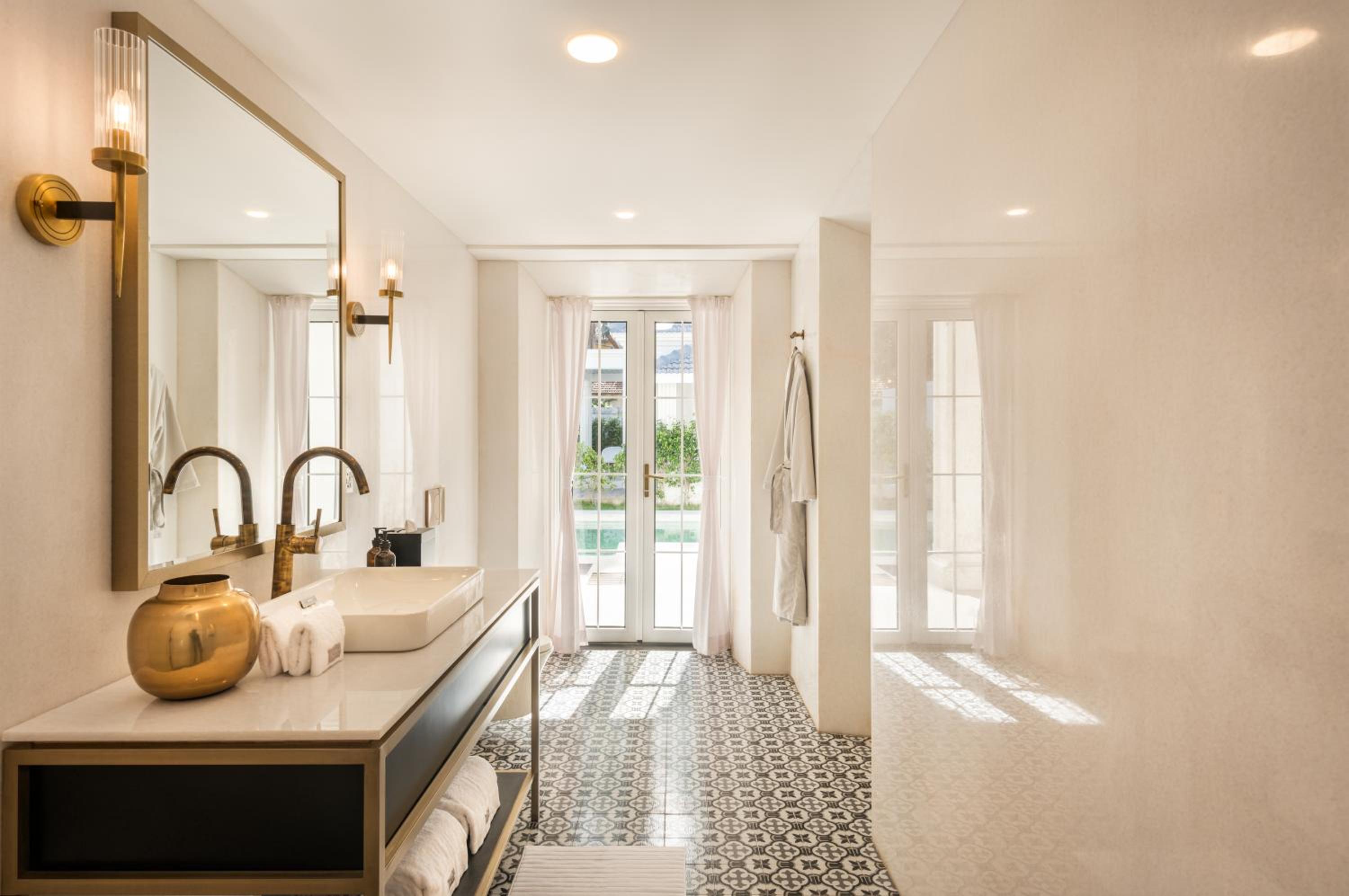Superior Suite with Pool Access - Photo 5