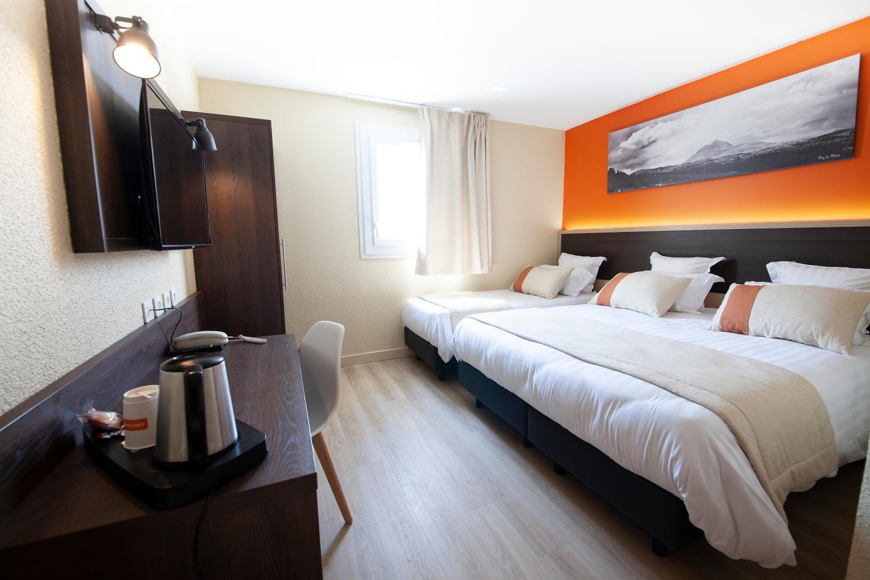 Triple Queen Room - Non-Smoking - Photo 1