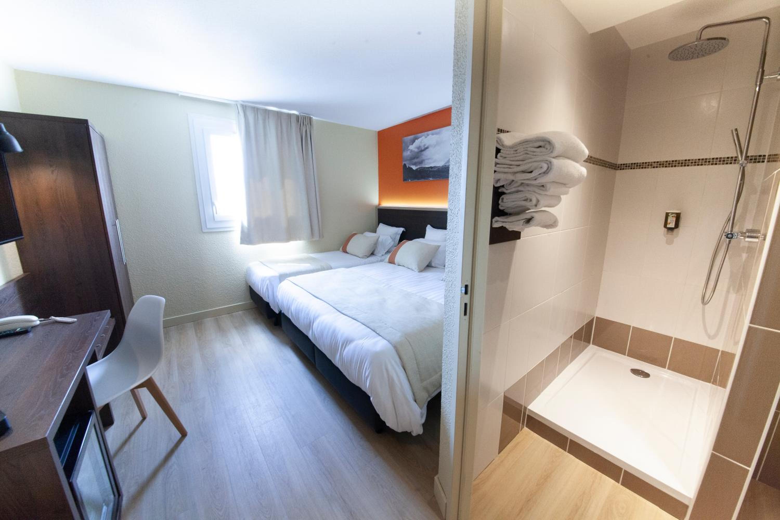 Triple Queen Room - Non-Smoking - Photo 4