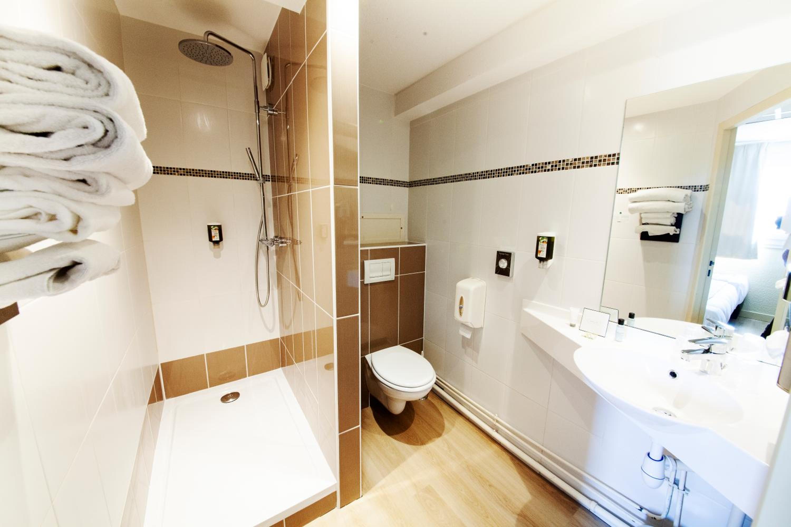Triple Queen Room - Non-Smoking - Photo 5