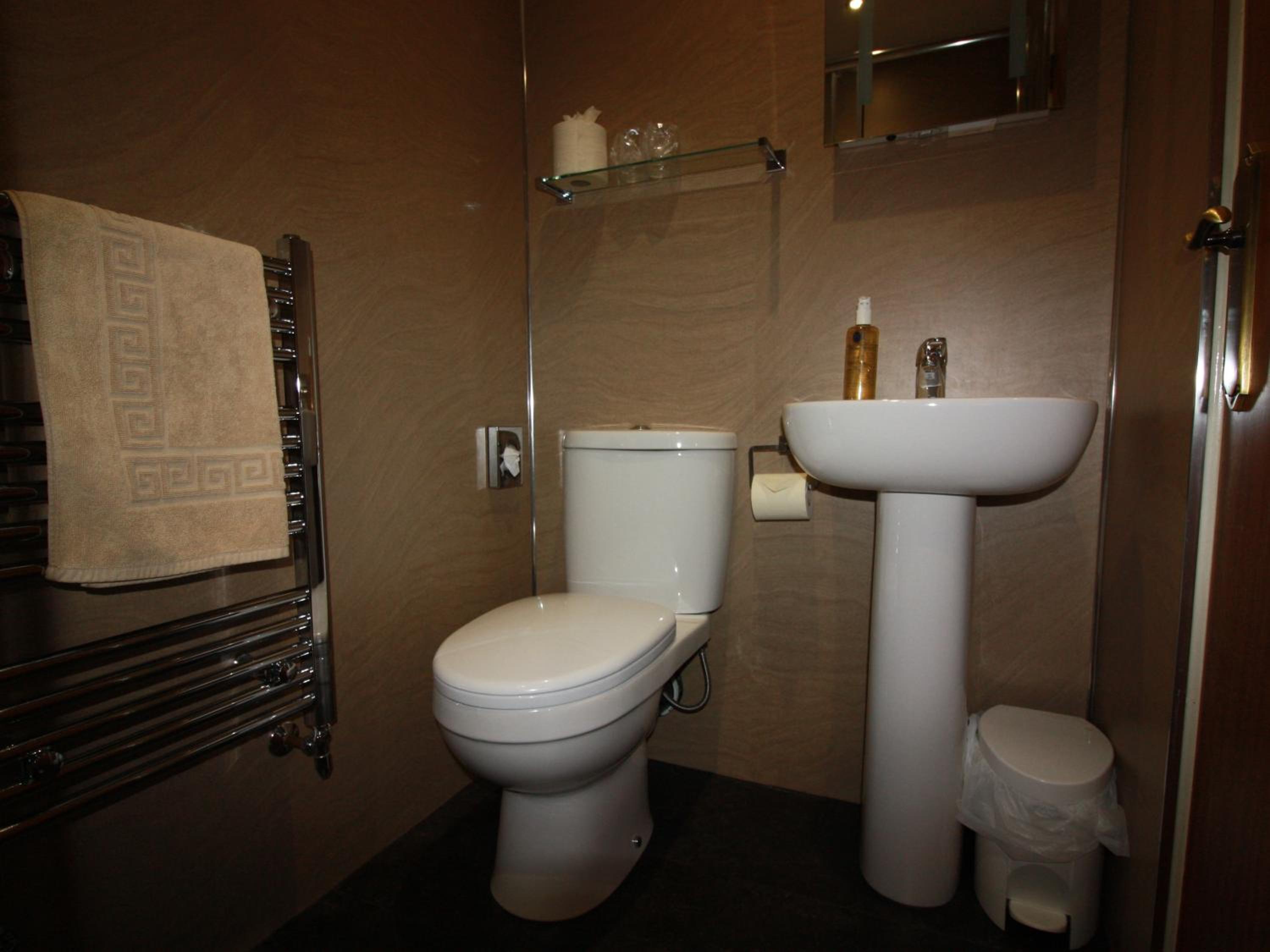 Twin Room with Private Bathroom photo 2