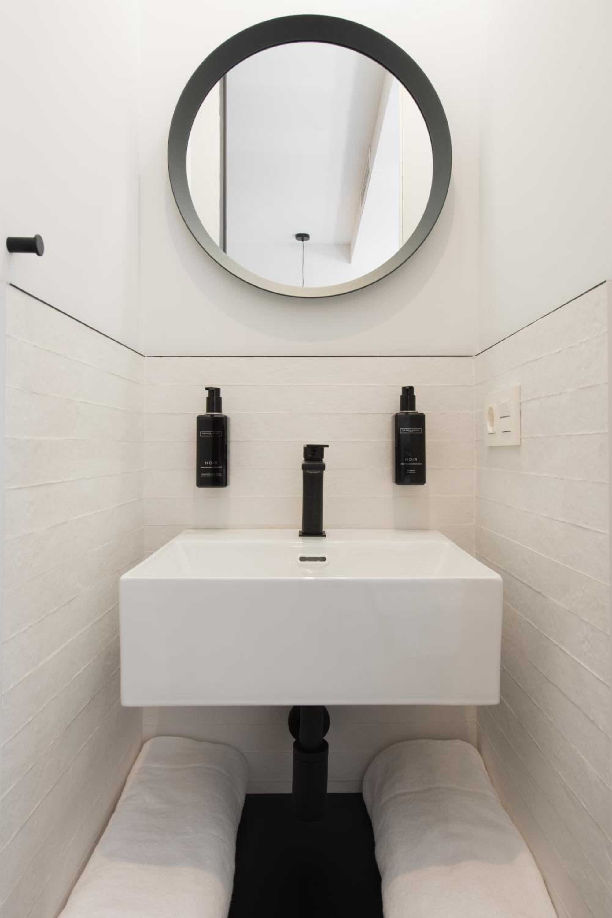 Studio Apartment - Photo 8