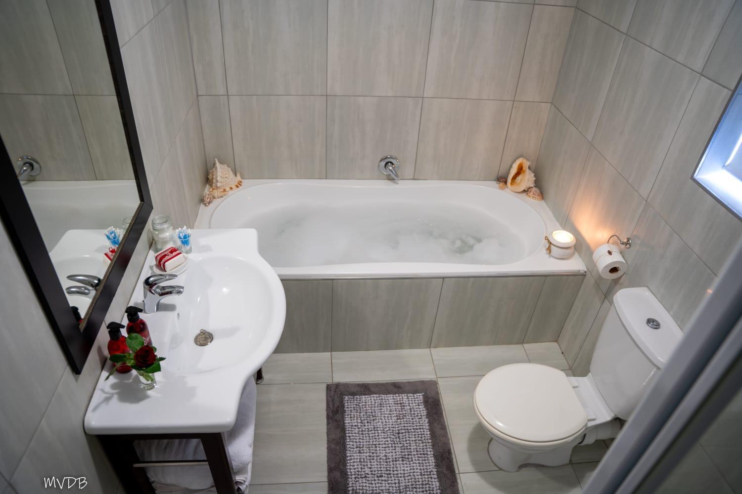 Apartment - Split Level - Photo 2