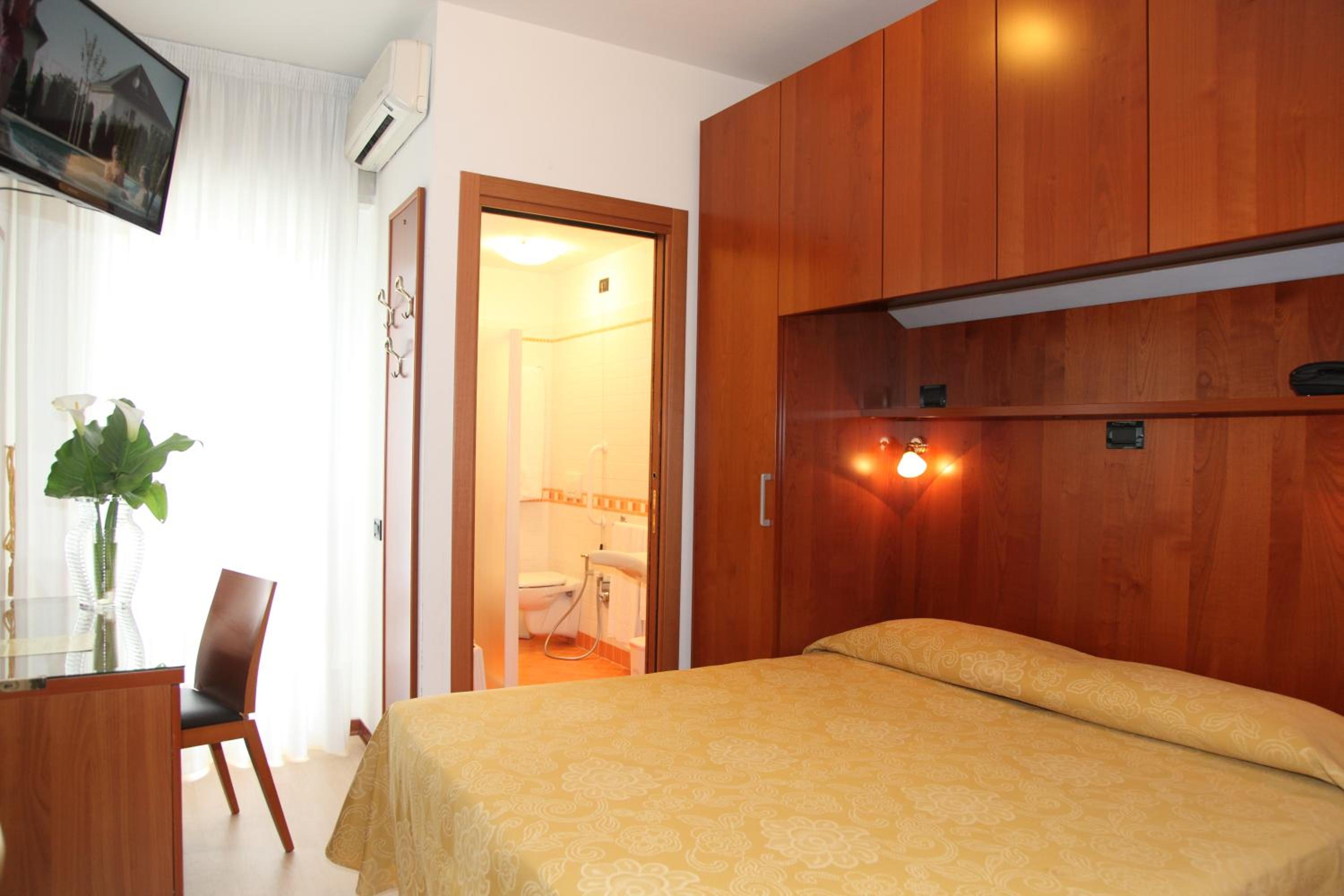 Double or Twin Room with Balcony photo 3