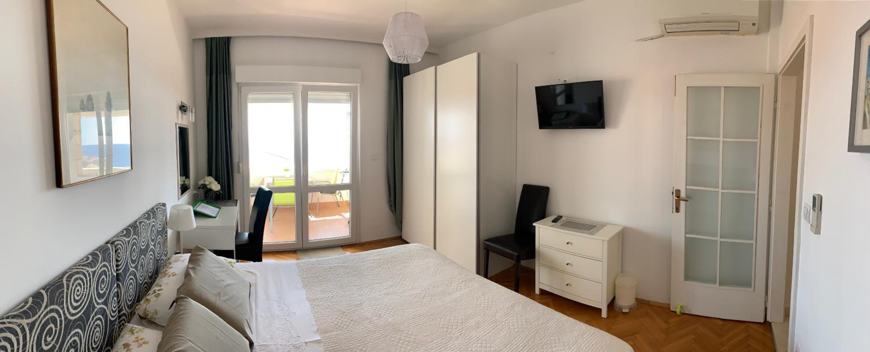 One-Bedroom Apartment with Balcony and Sea View - Island
