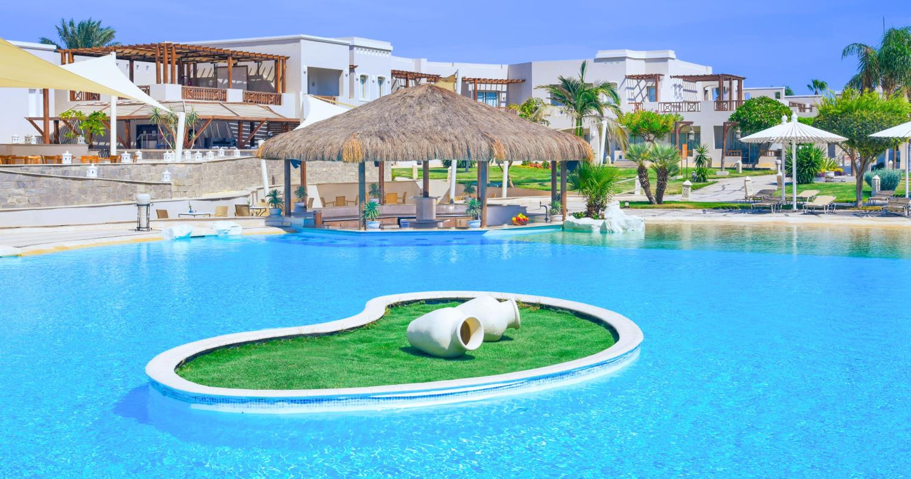 Superior, Queen or Twin Bed, Pool View - Photo 4