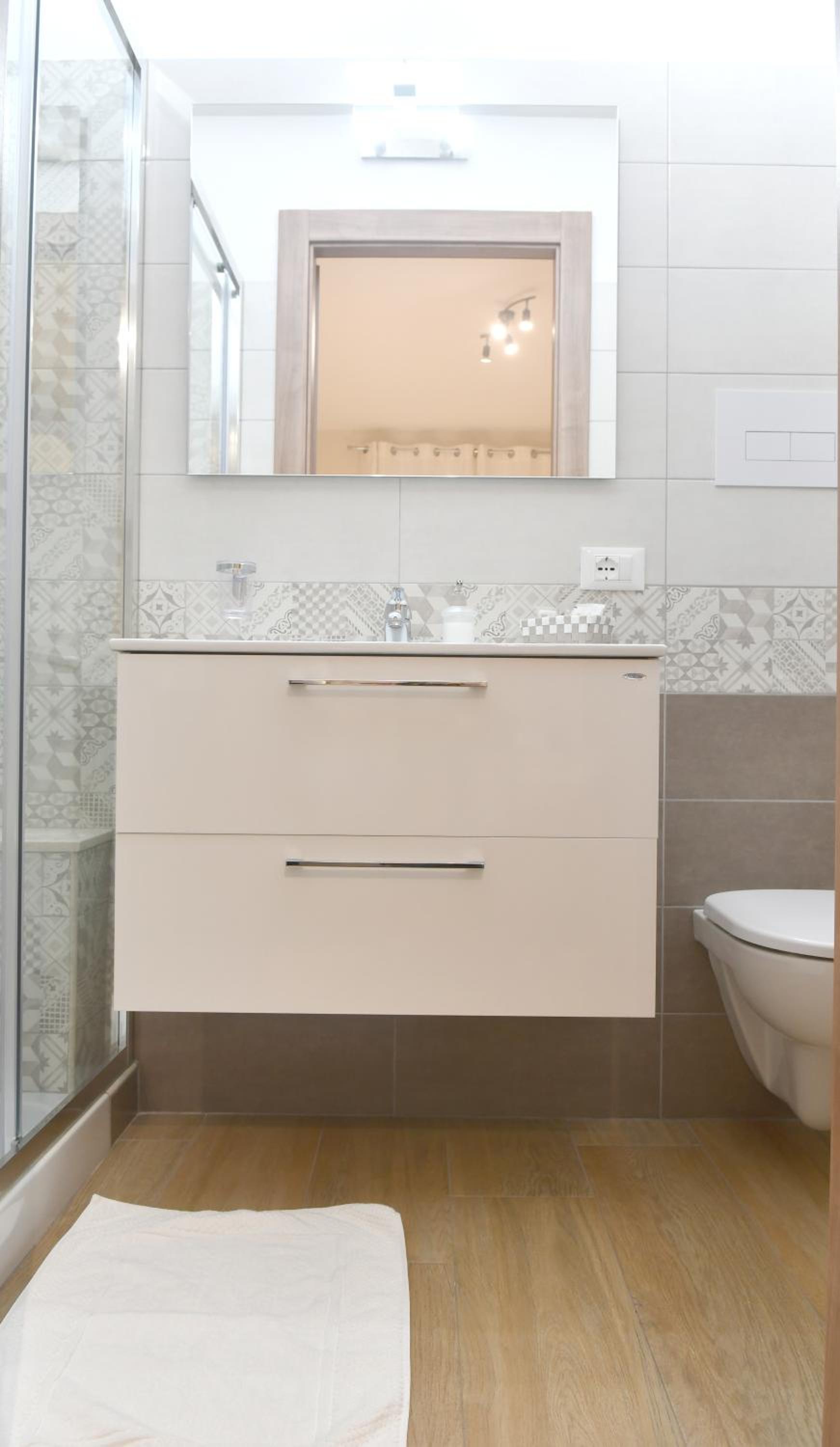 Double or Twin Room with Private Bathroom - Photo 4