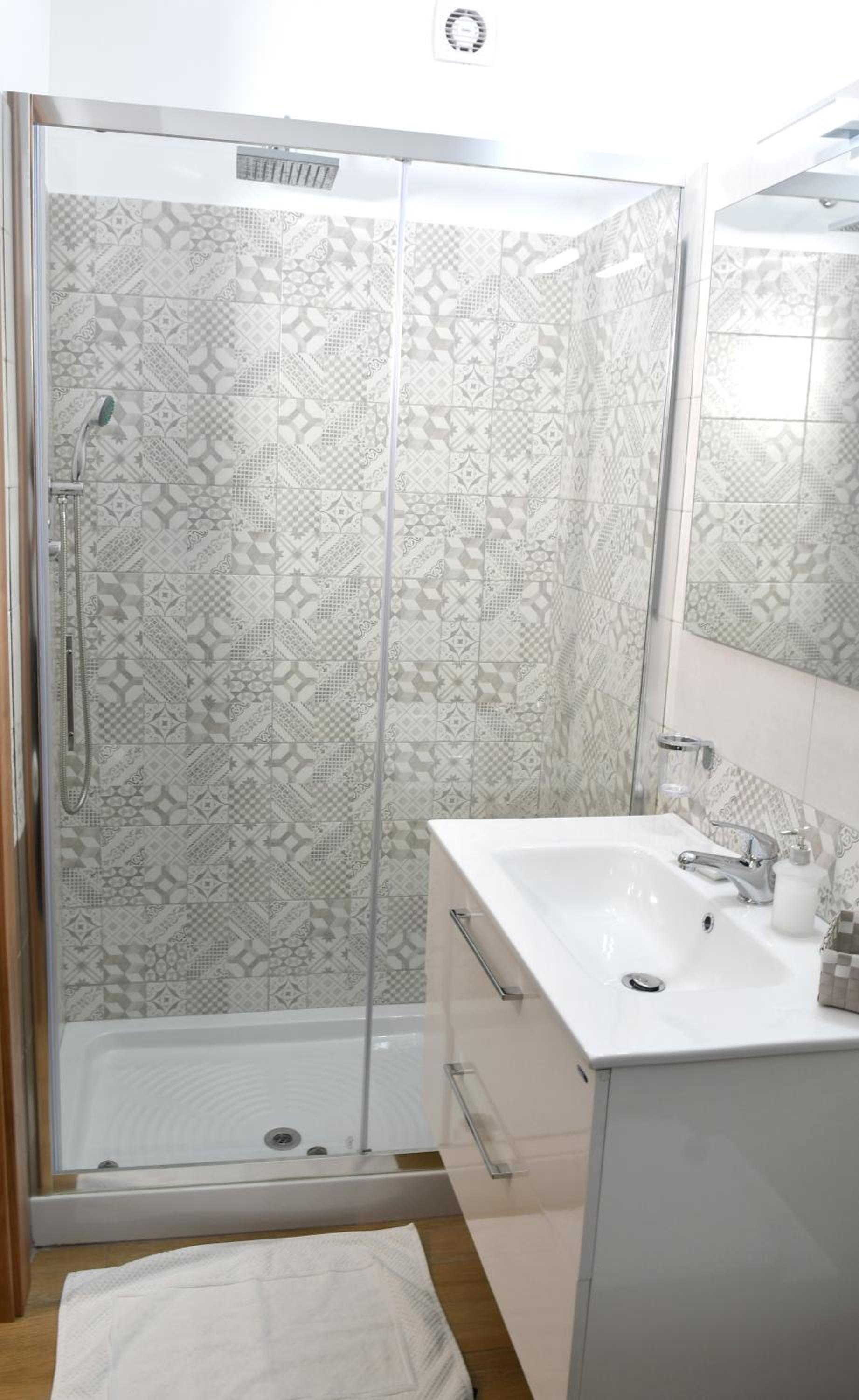 Double or Twin Room with Private Bathroom - Photo 3
