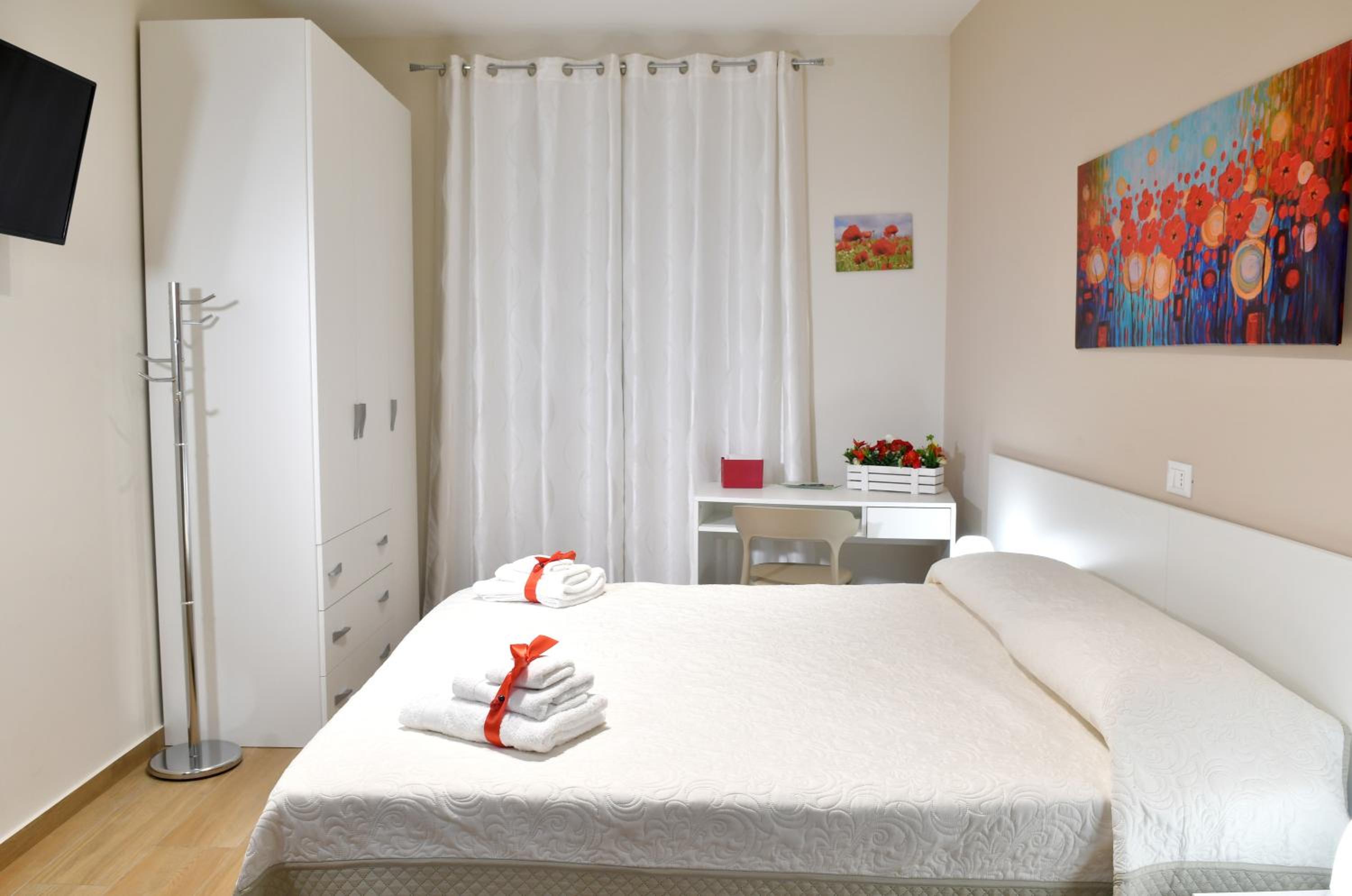 Double or Twin Room with Private Bathroom - Photo 2