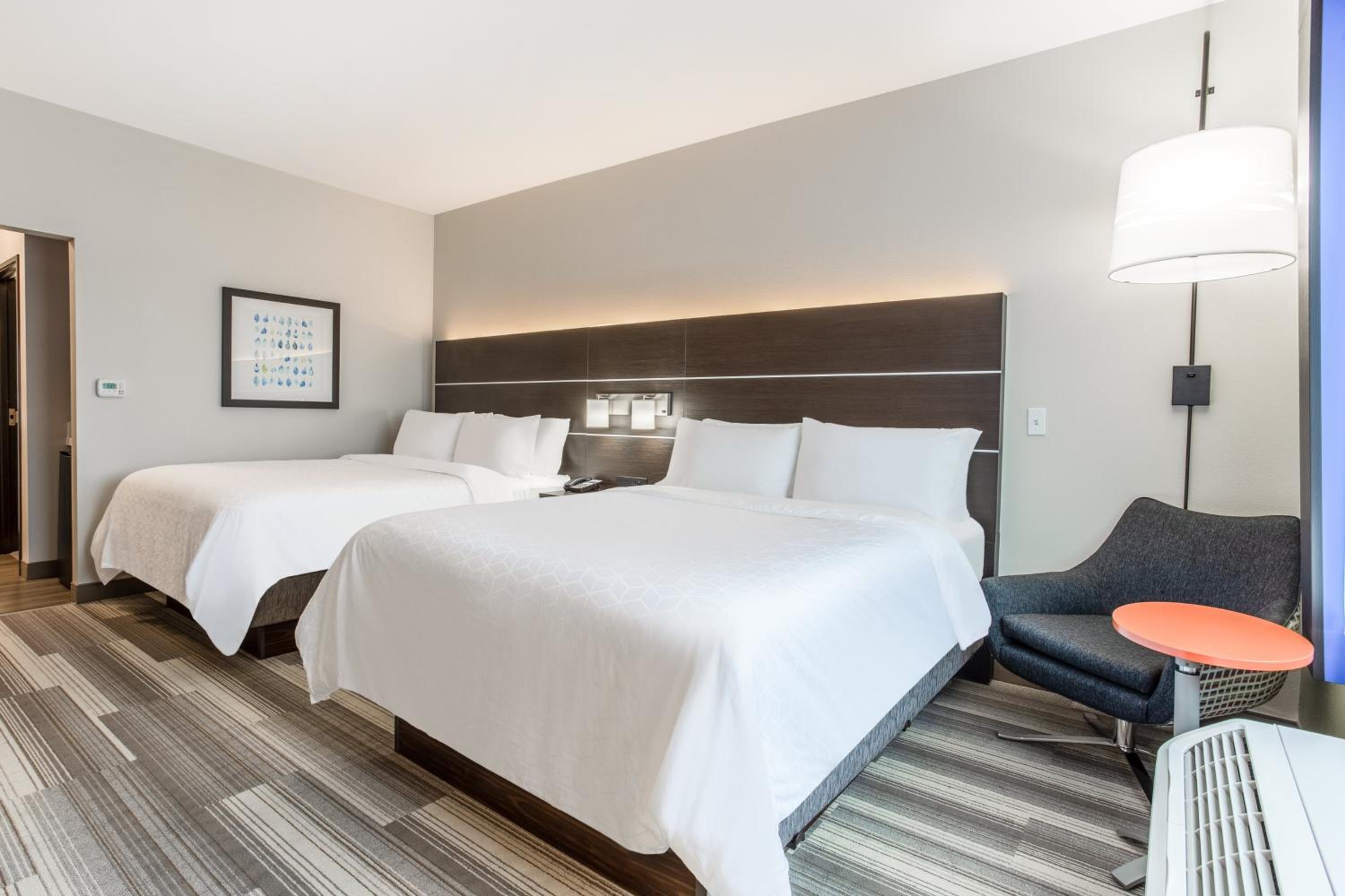 Standard Queen Room with Two Queen Beds - Photo 3