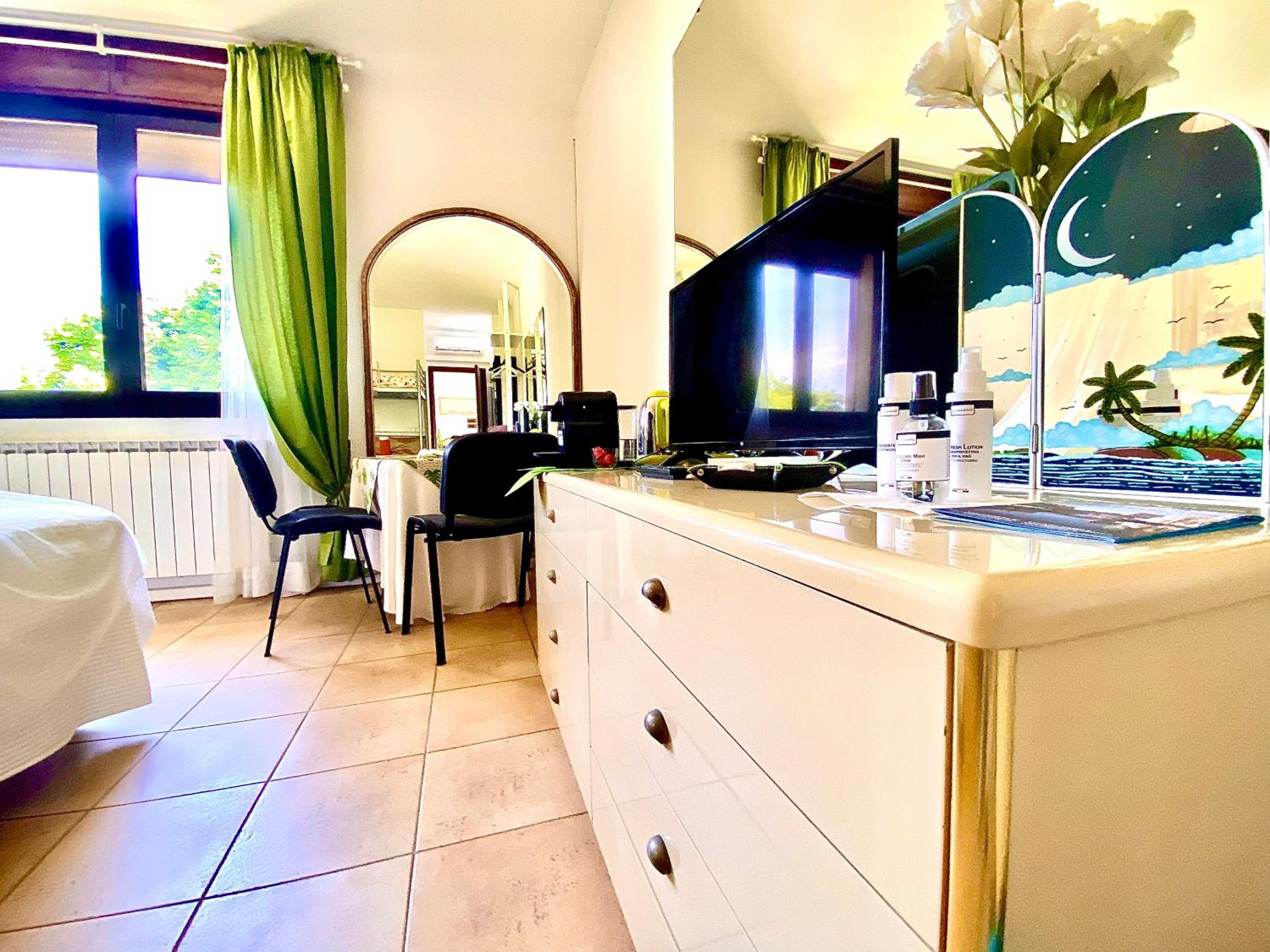 Deluxe Quadruple Room - Photo 13