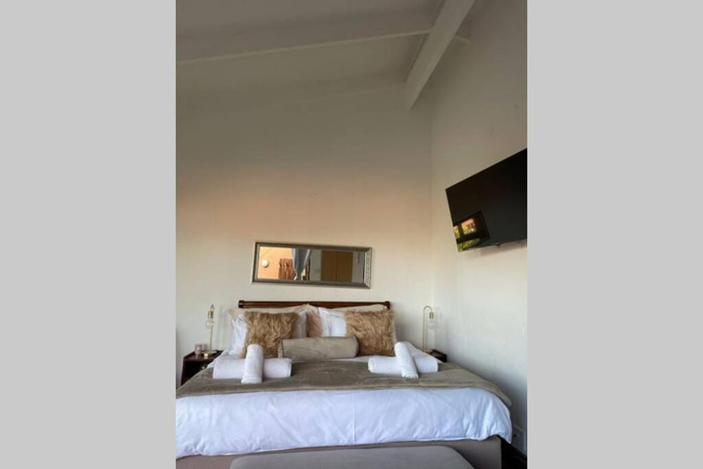 King Studio With Sofa Bed photo 1