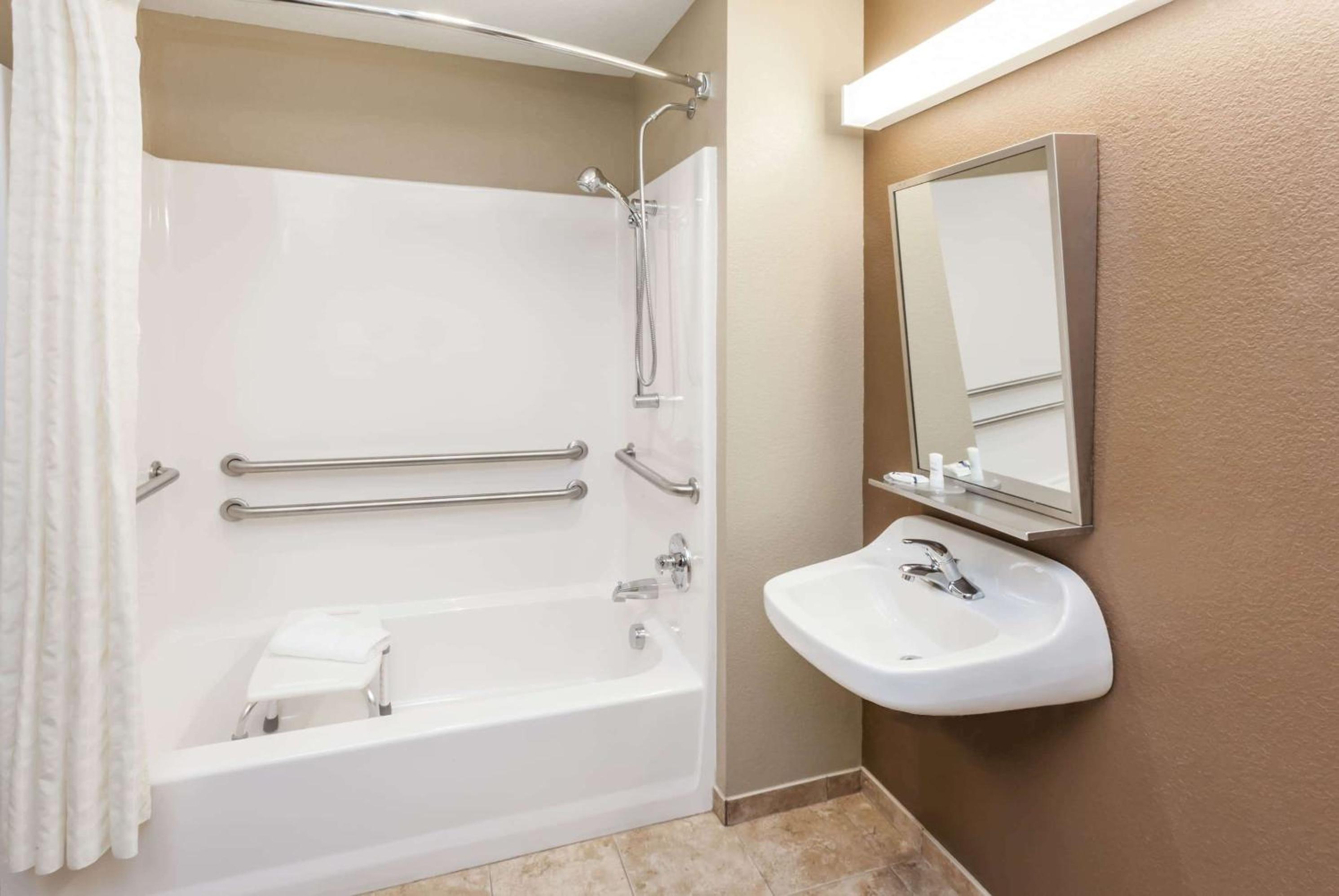 Queen Room - Disability Access/Non-Smoking - Photo 4