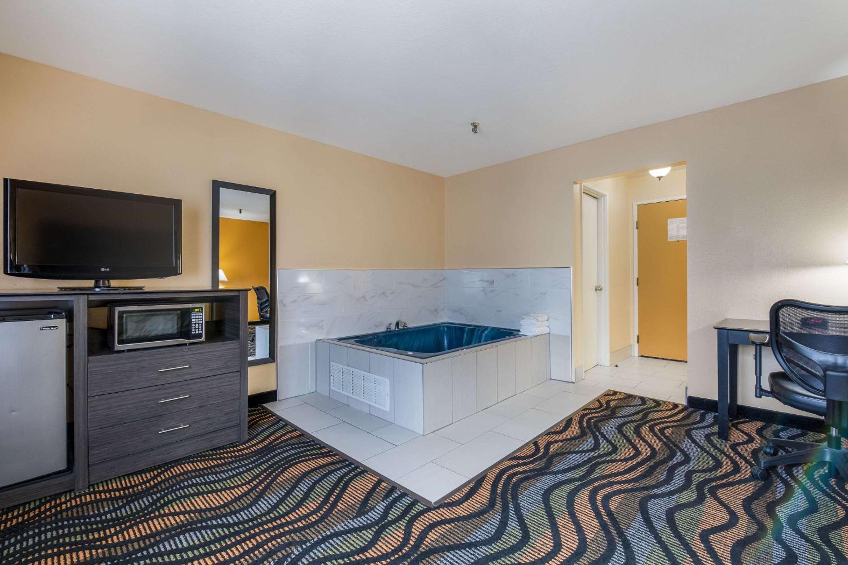 Standard King Room with Whirlpool - Non Smoking - Photo 5