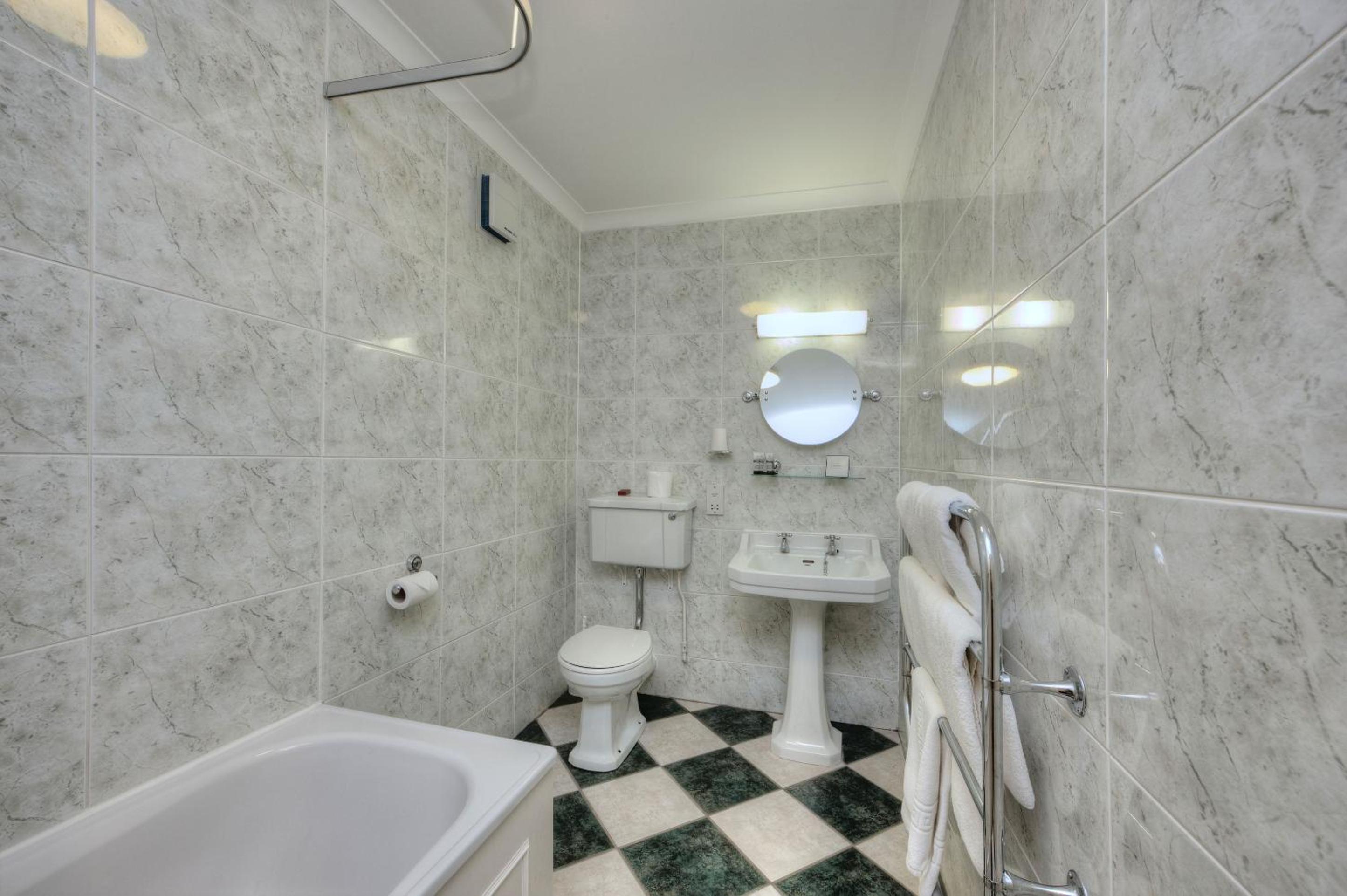 Two-Bedroom Suite - Photo 4