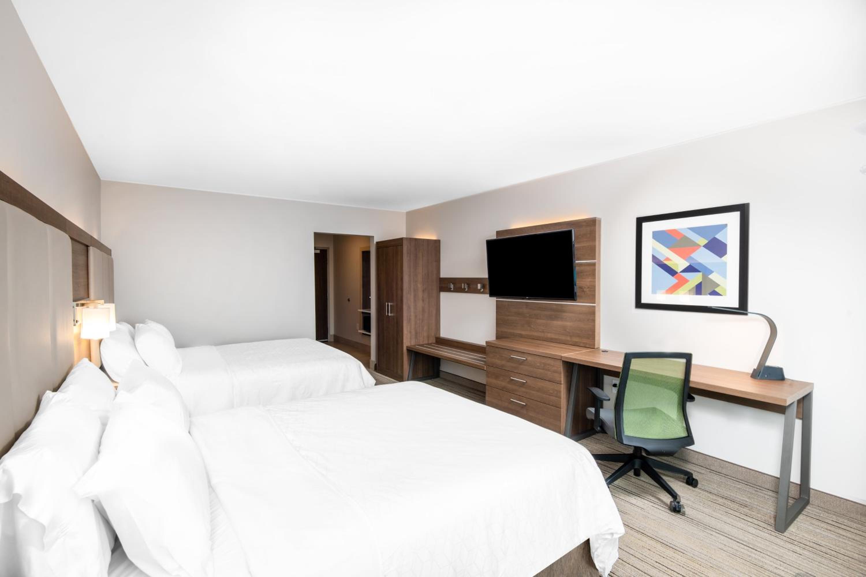 Standard Queen Room with Two Queen Beds and Mobility Accessible Tub photo 3