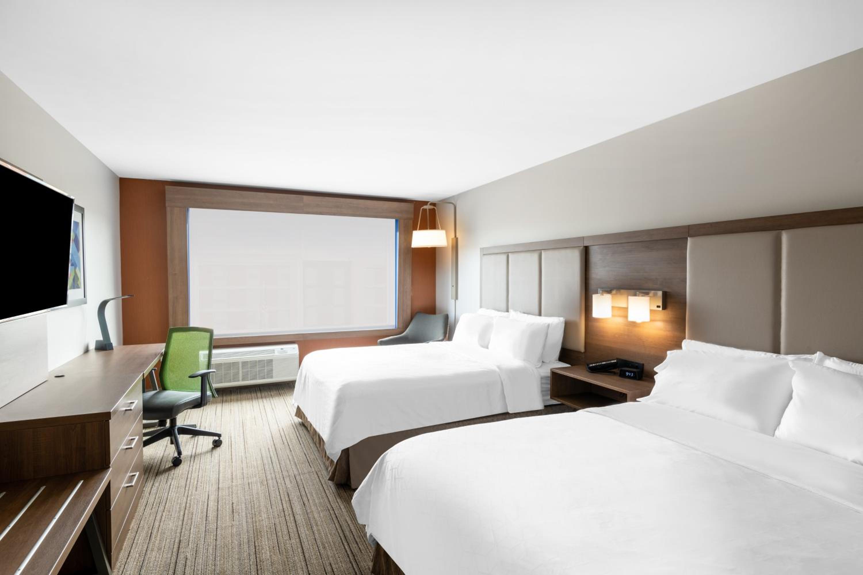 Queen Room with Two Queen Beds - Hearing Accessible/Non-Smoking photo 3
