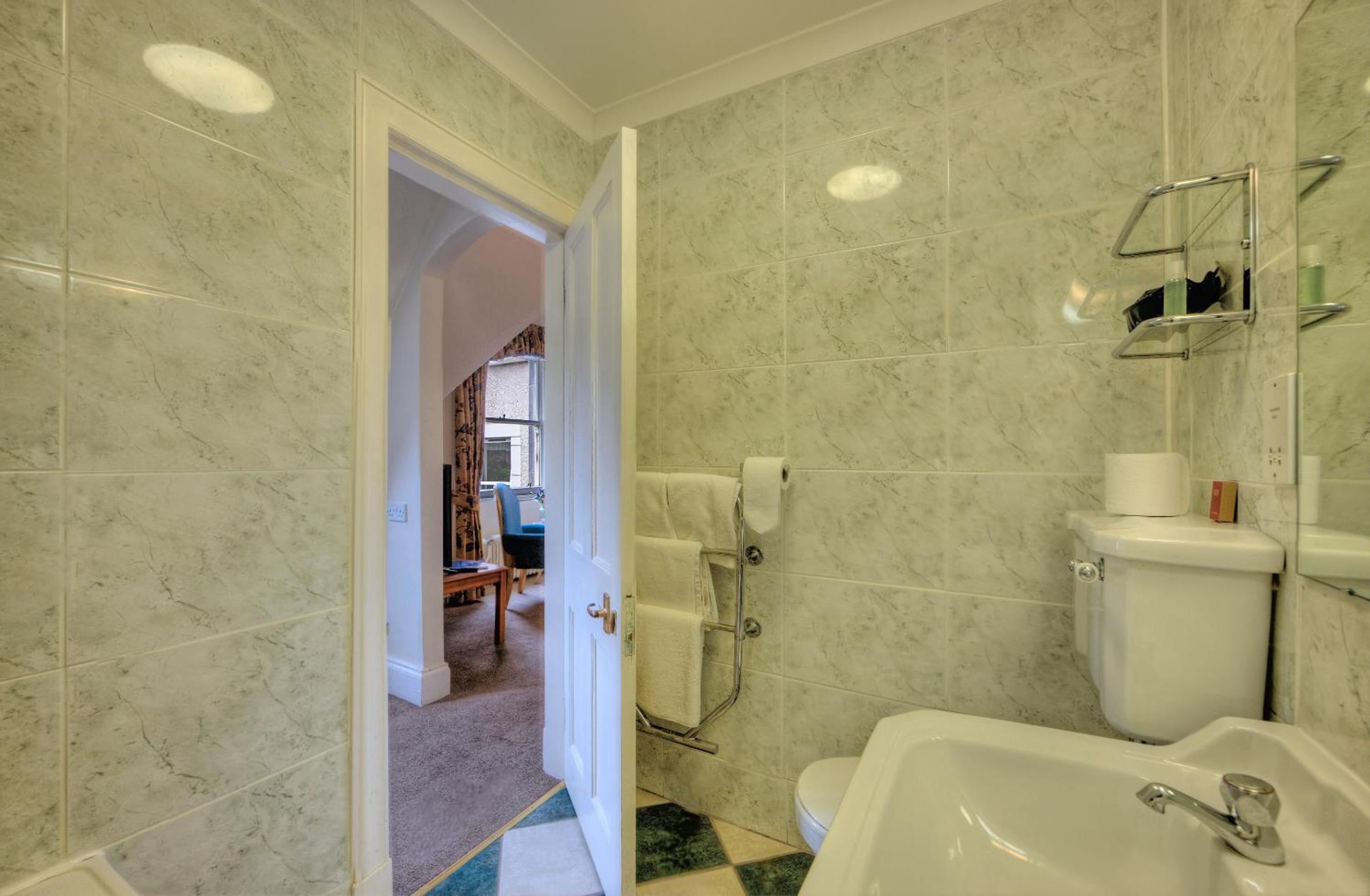 Standard Twin Room with Garden View - Photo 6