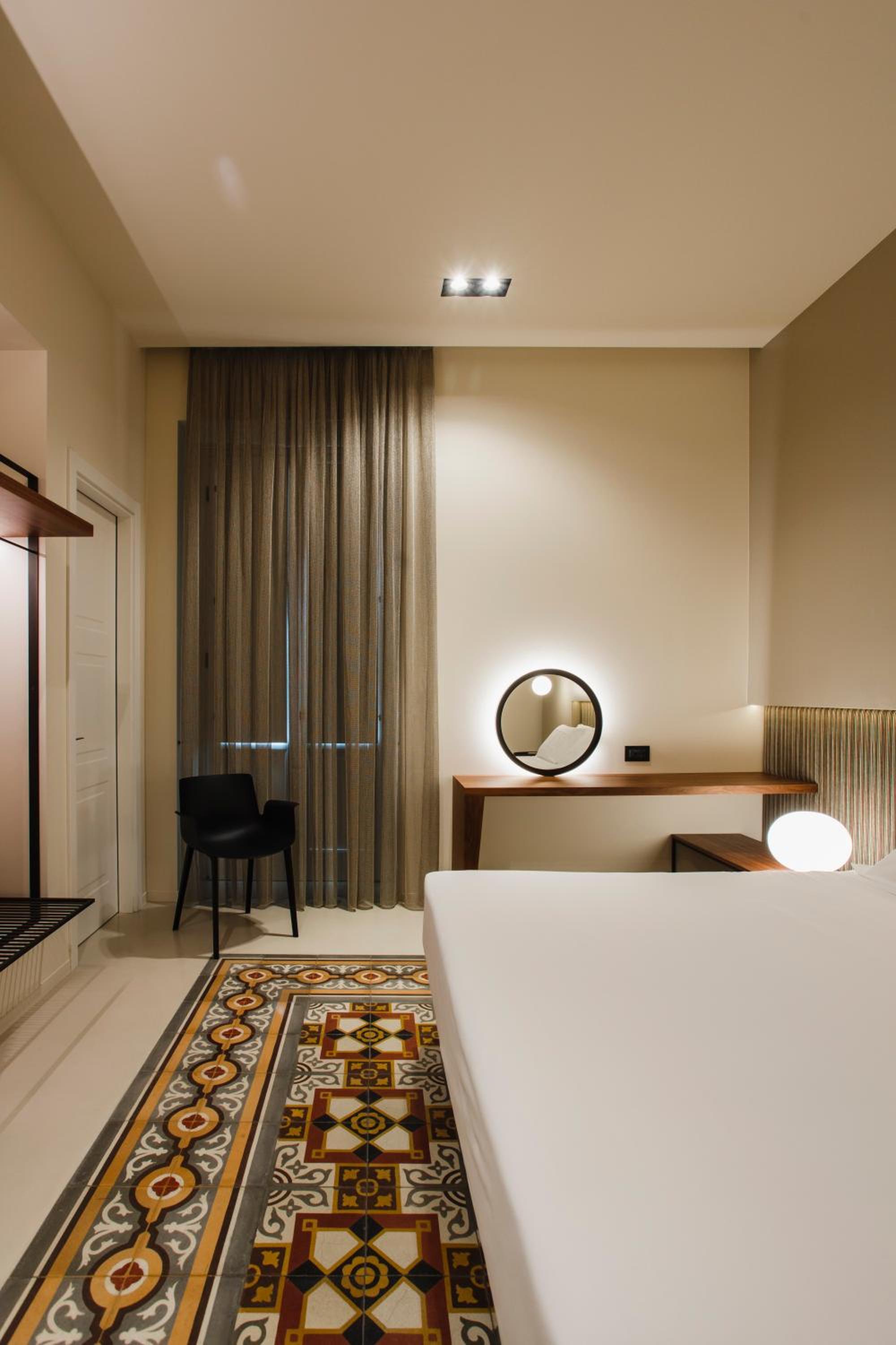 Deluxe Double or Twin Room - Photo 9