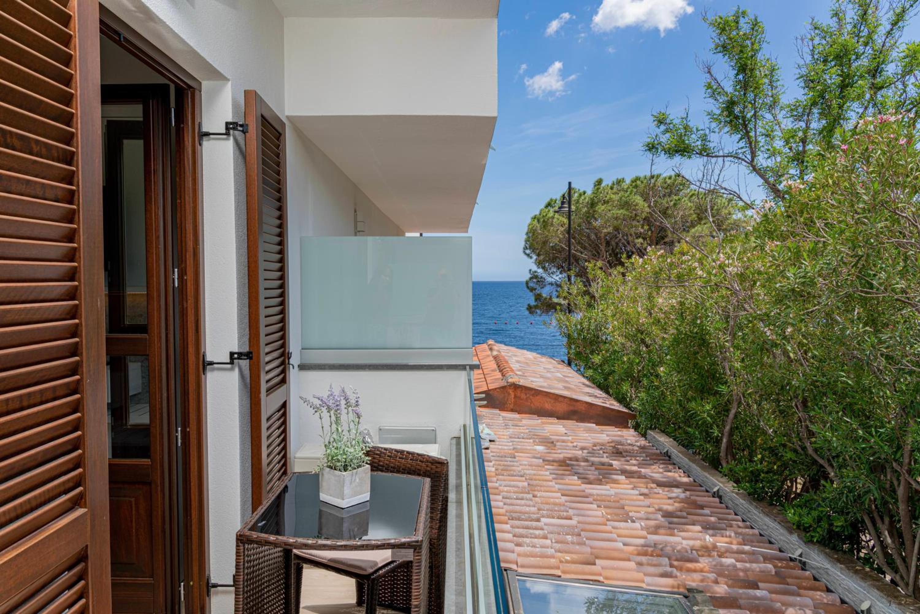 Double Room with Side Sea View - Photo 4