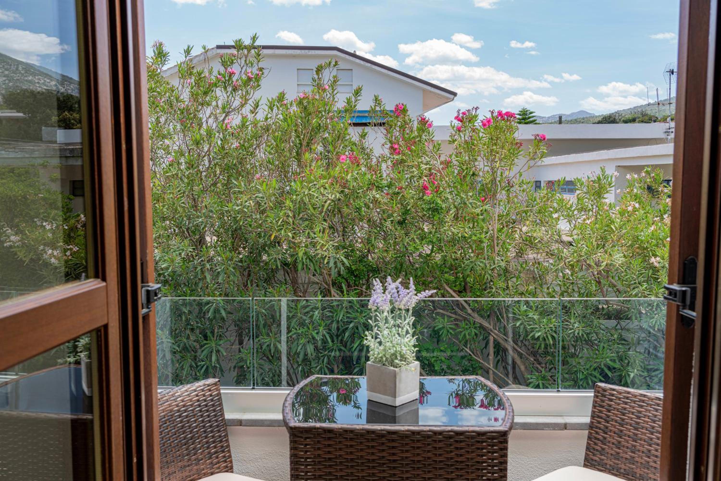 Double Room with Side Sea View - Photo 3