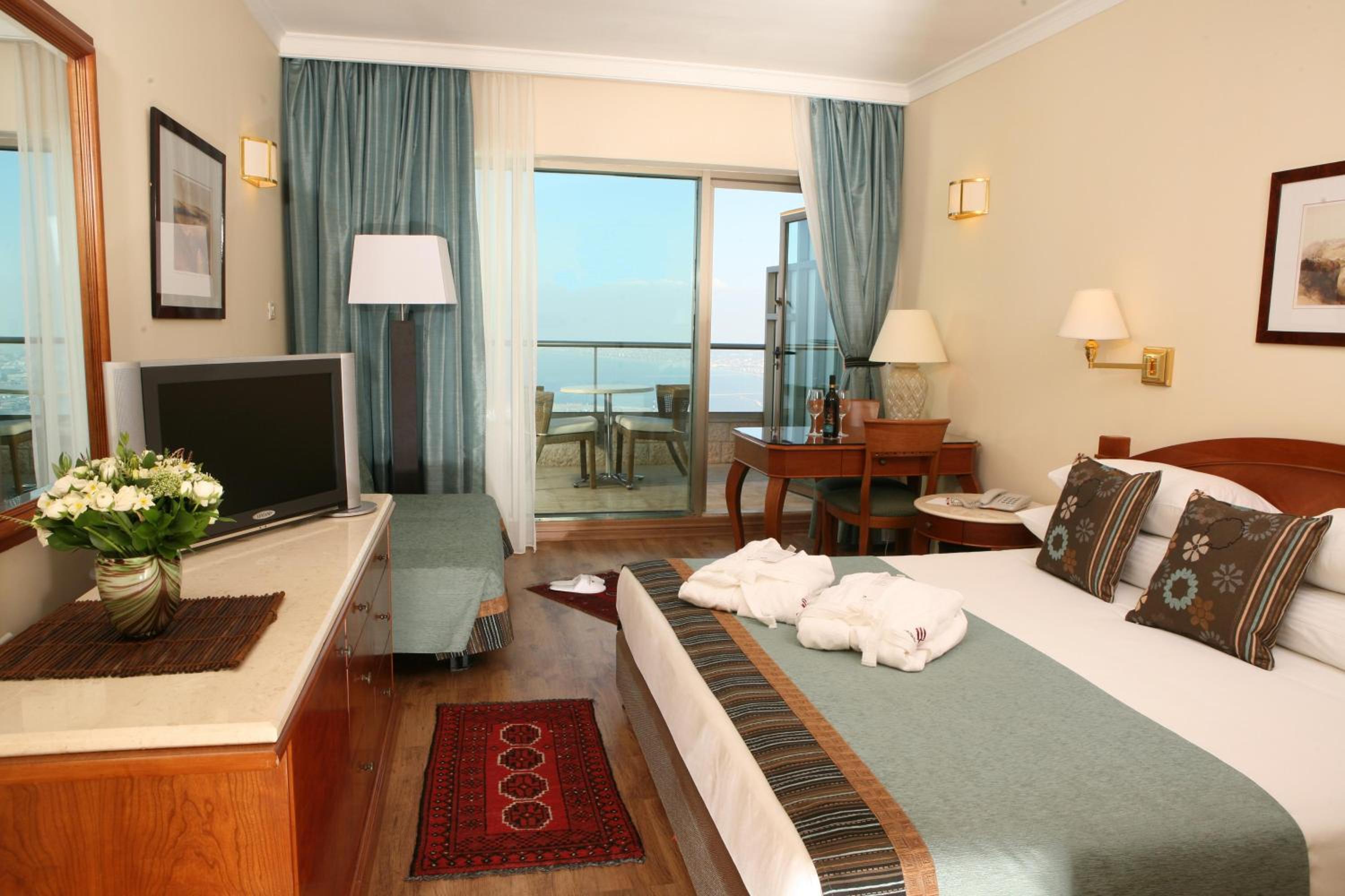 Premium Queen Room with Furnished Balcony and Bay View photo 1