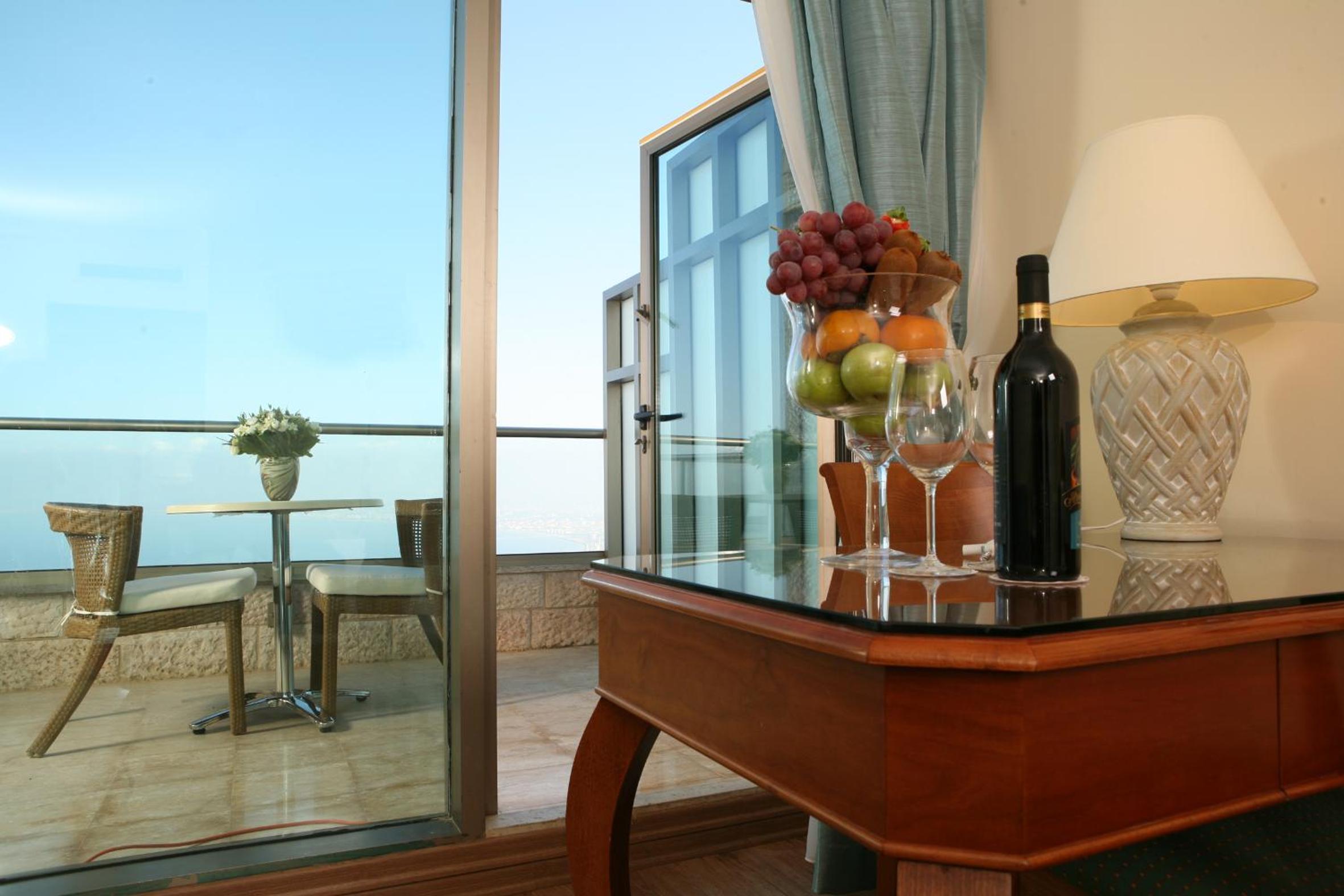 Premium Queen Room with Furnished Balcony and Bay View photo 2