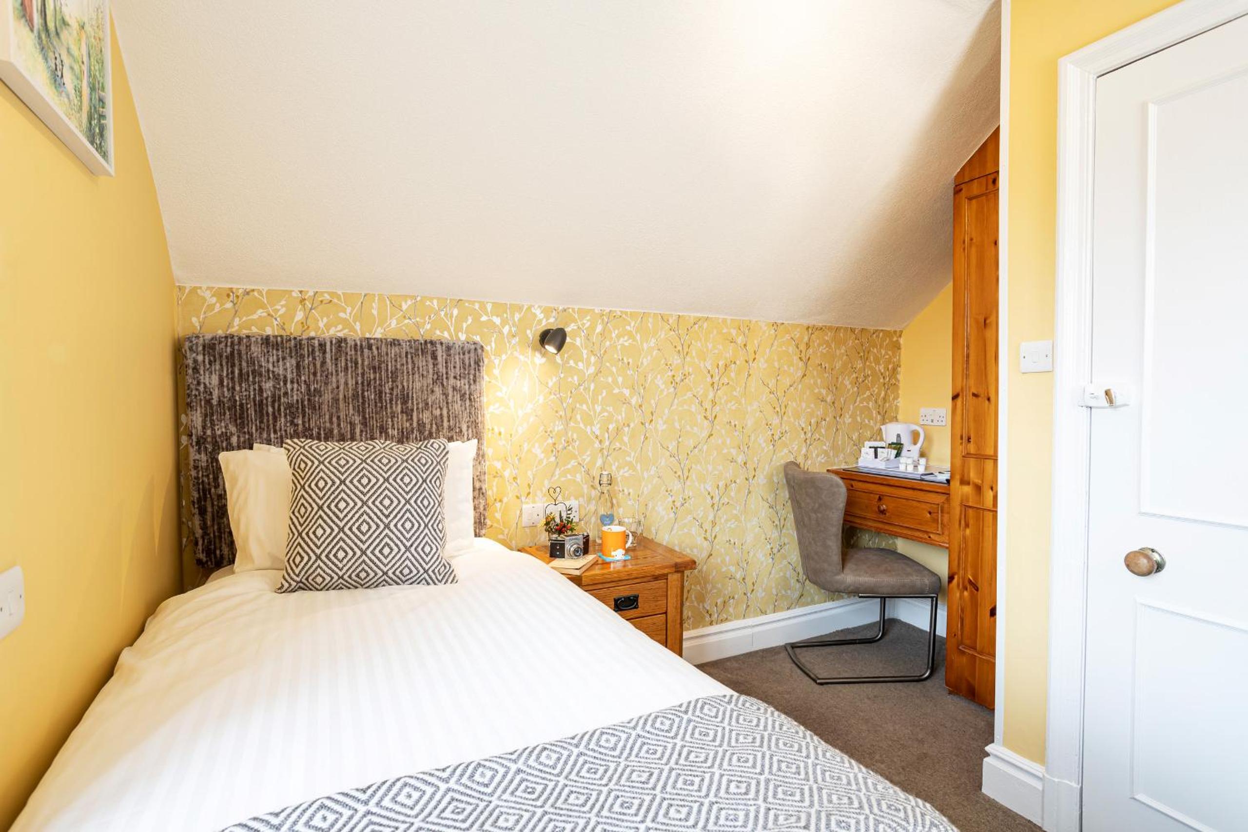 Single Room with Bath photo 3