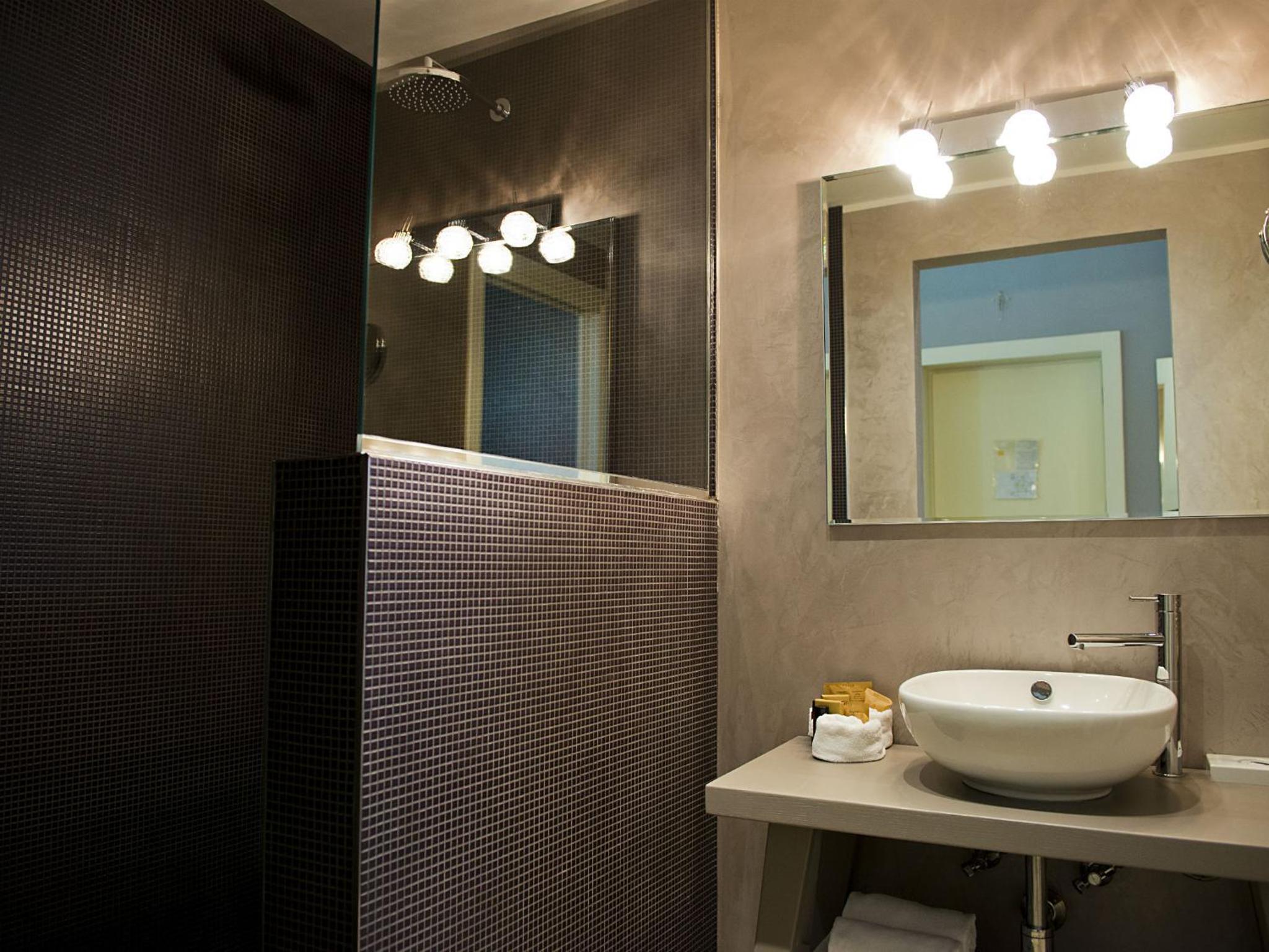 Deluxe Double Room with Balcony - Photo 6