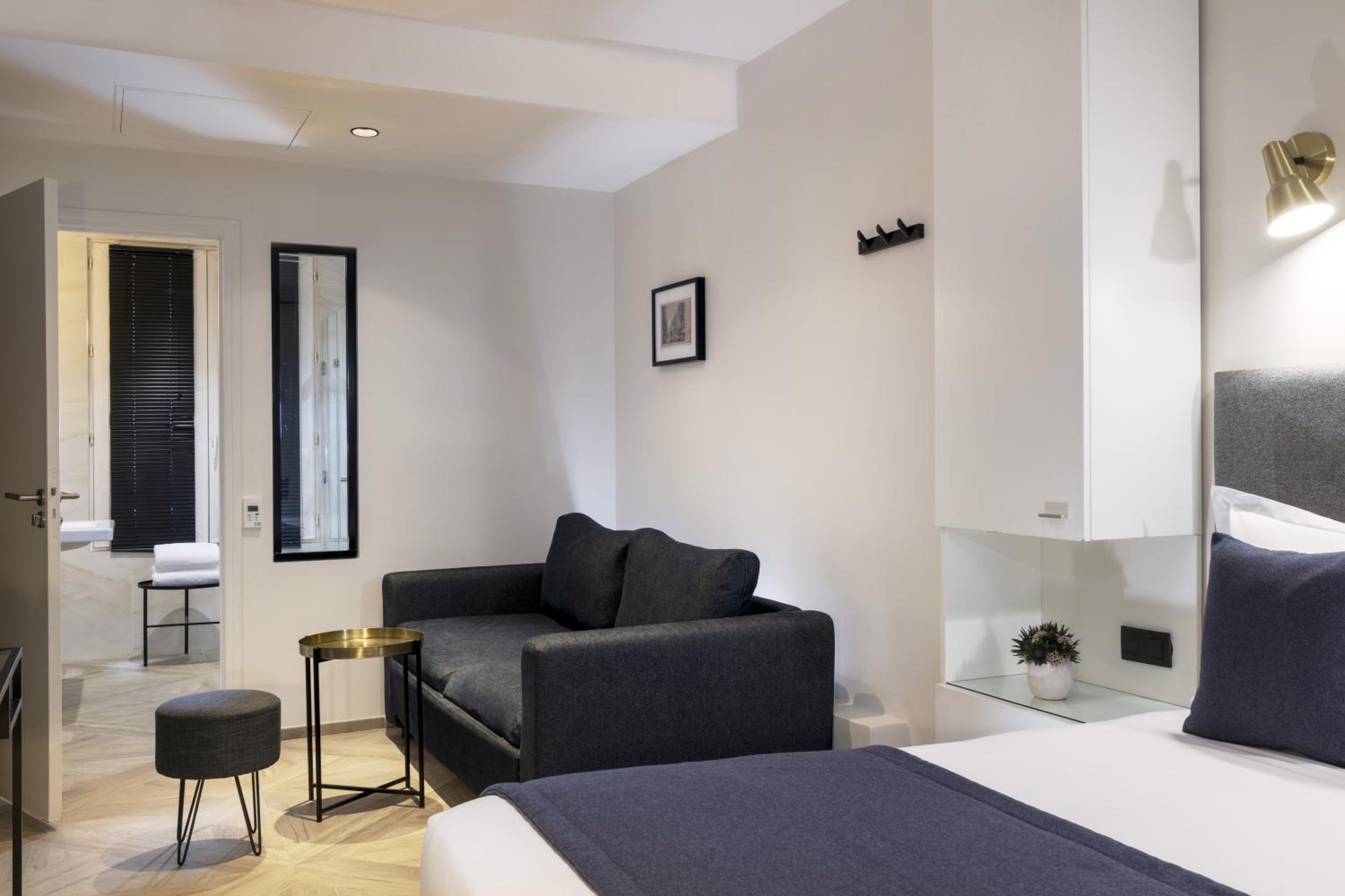 Superior Double Room thumbnail 6