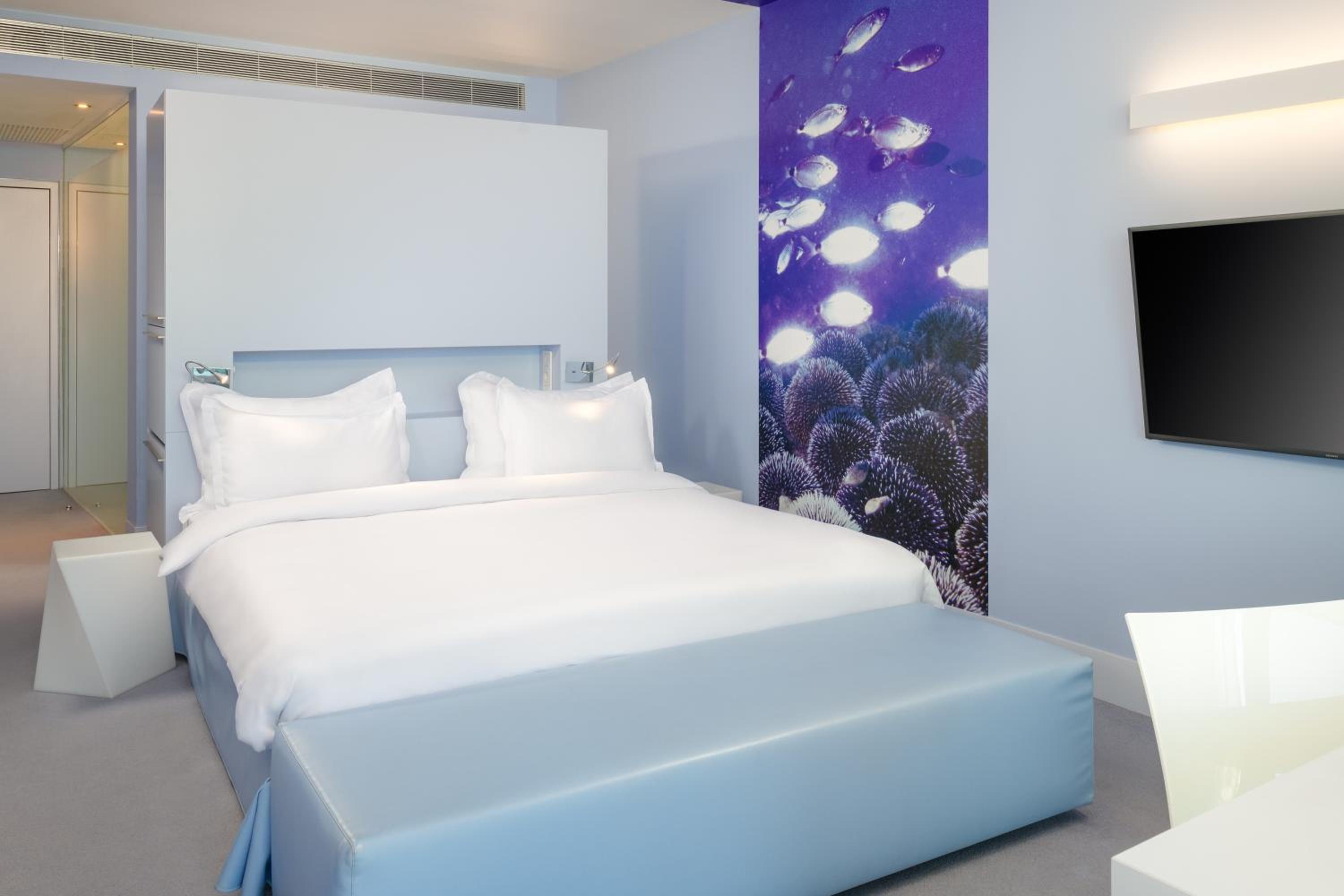 Superior Room with City View and Balcony - Photo 2