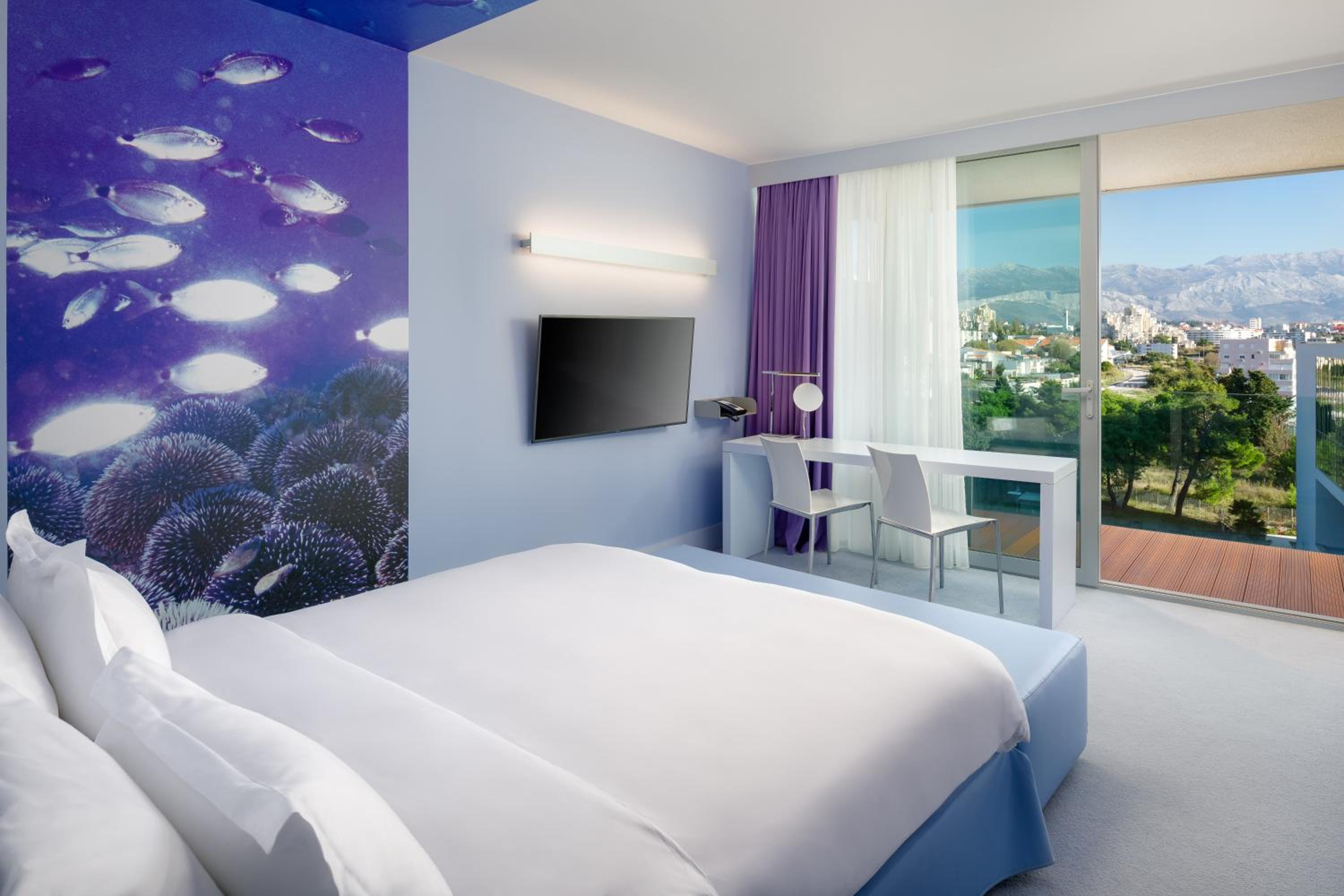 Superior Room with City View and Balcony - Photo 1
