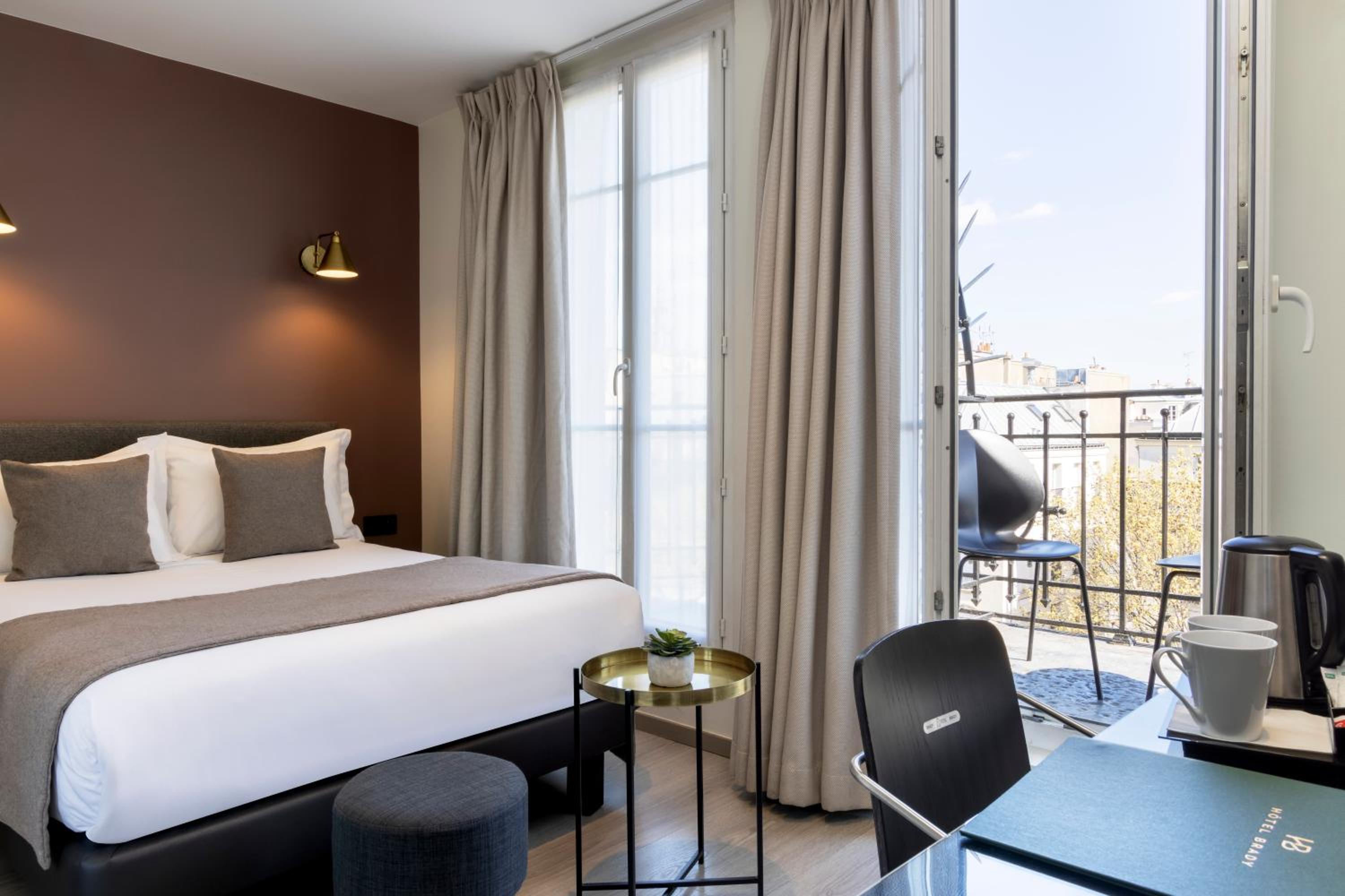 Double Room with Balcony thumbnail 5