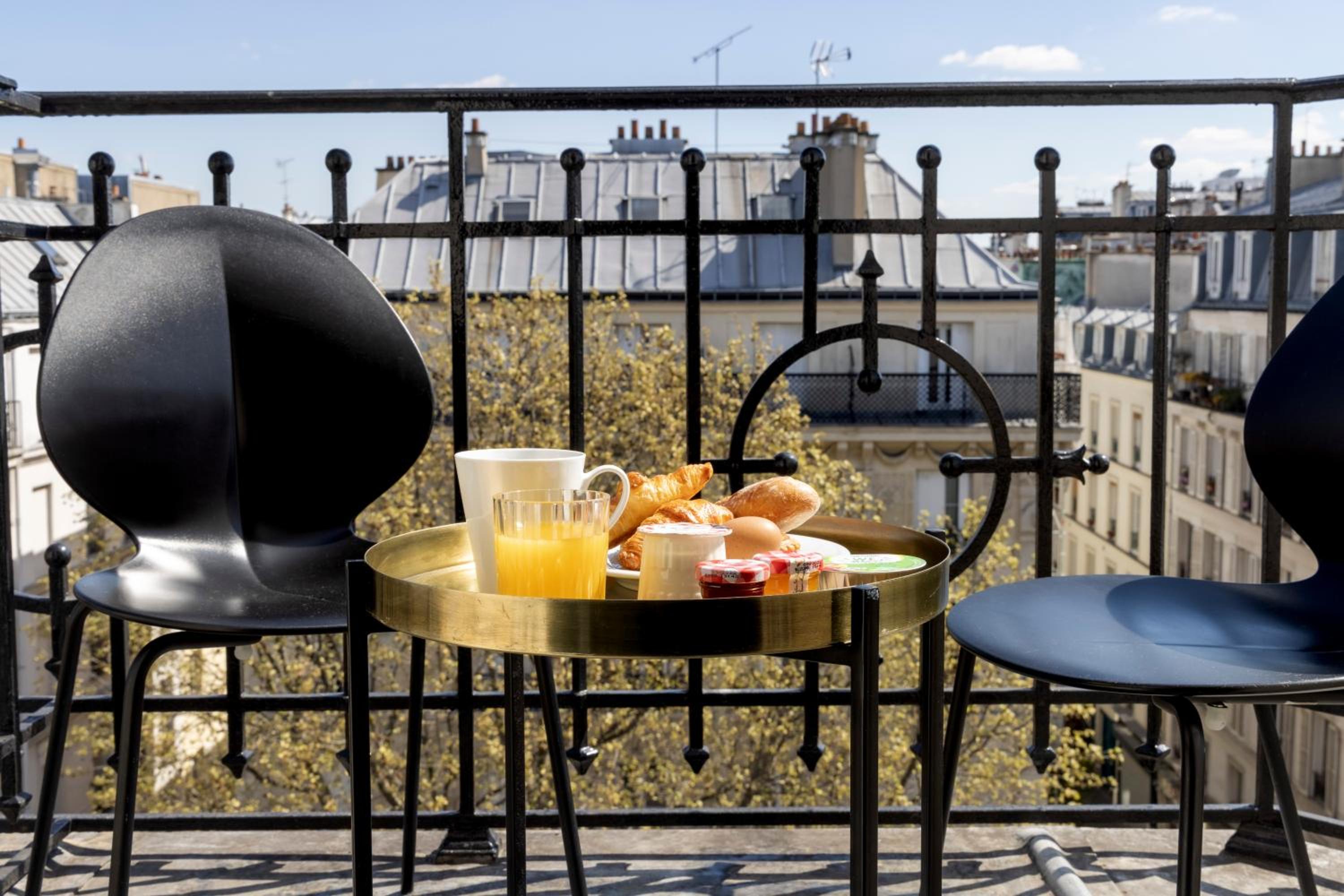 Double Room with Balcony thumbnail 6