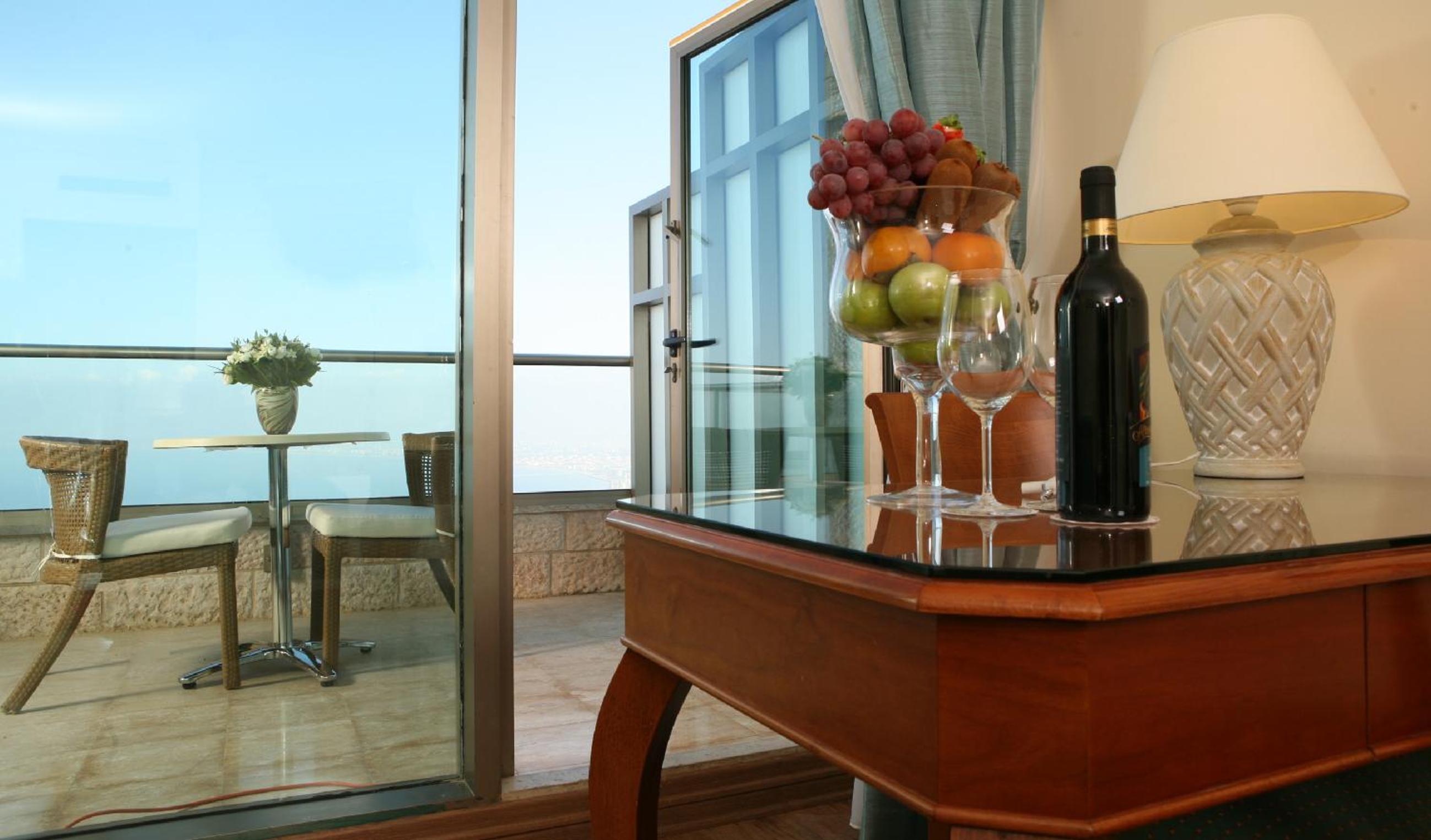 Premium Queen Room with Sofa Bed and Furnished Balcony - Bay View photo 2
