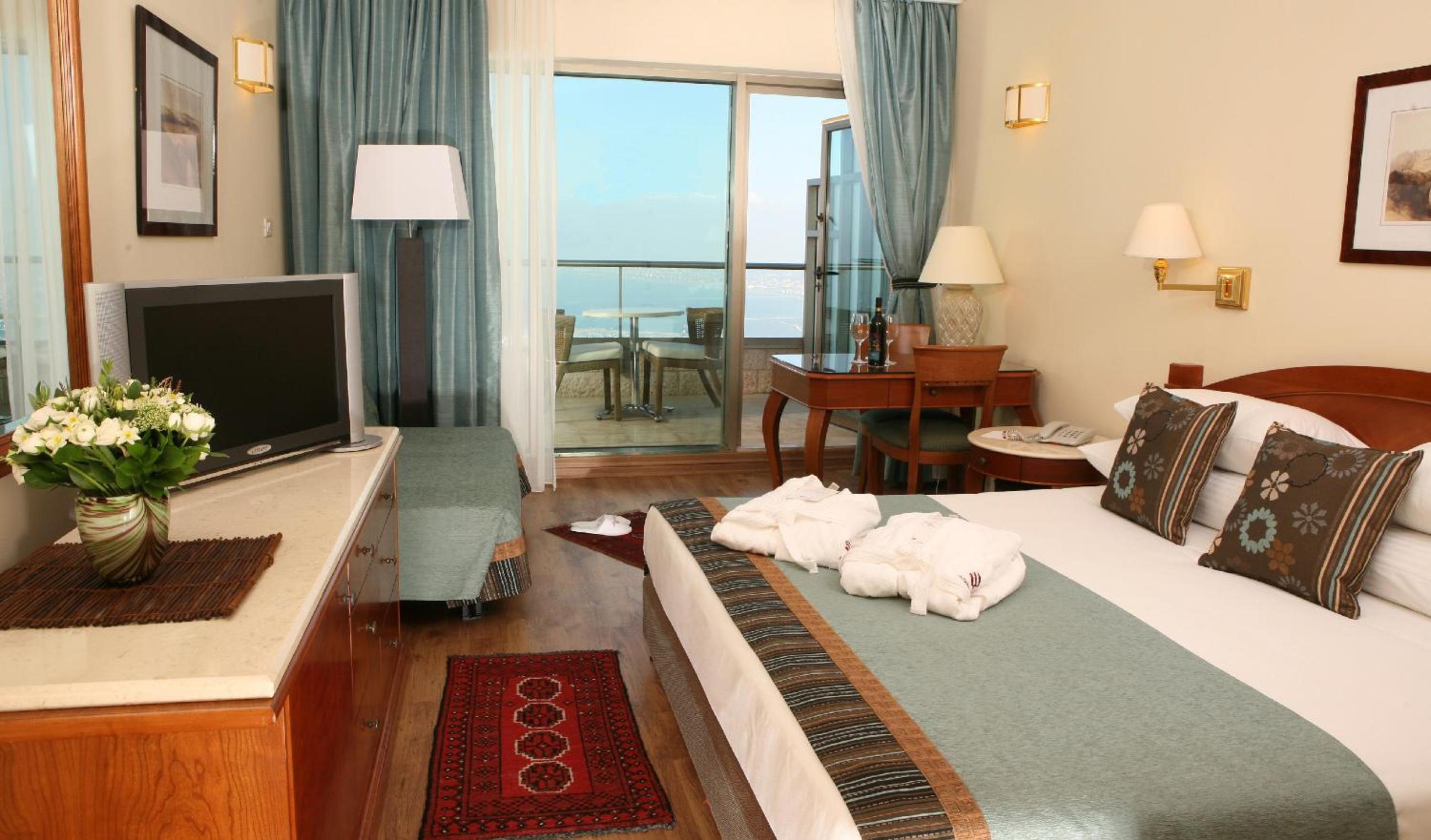 Premium Queen Room with Sofa Bed and Furnished Balcony - Bay View photo 1