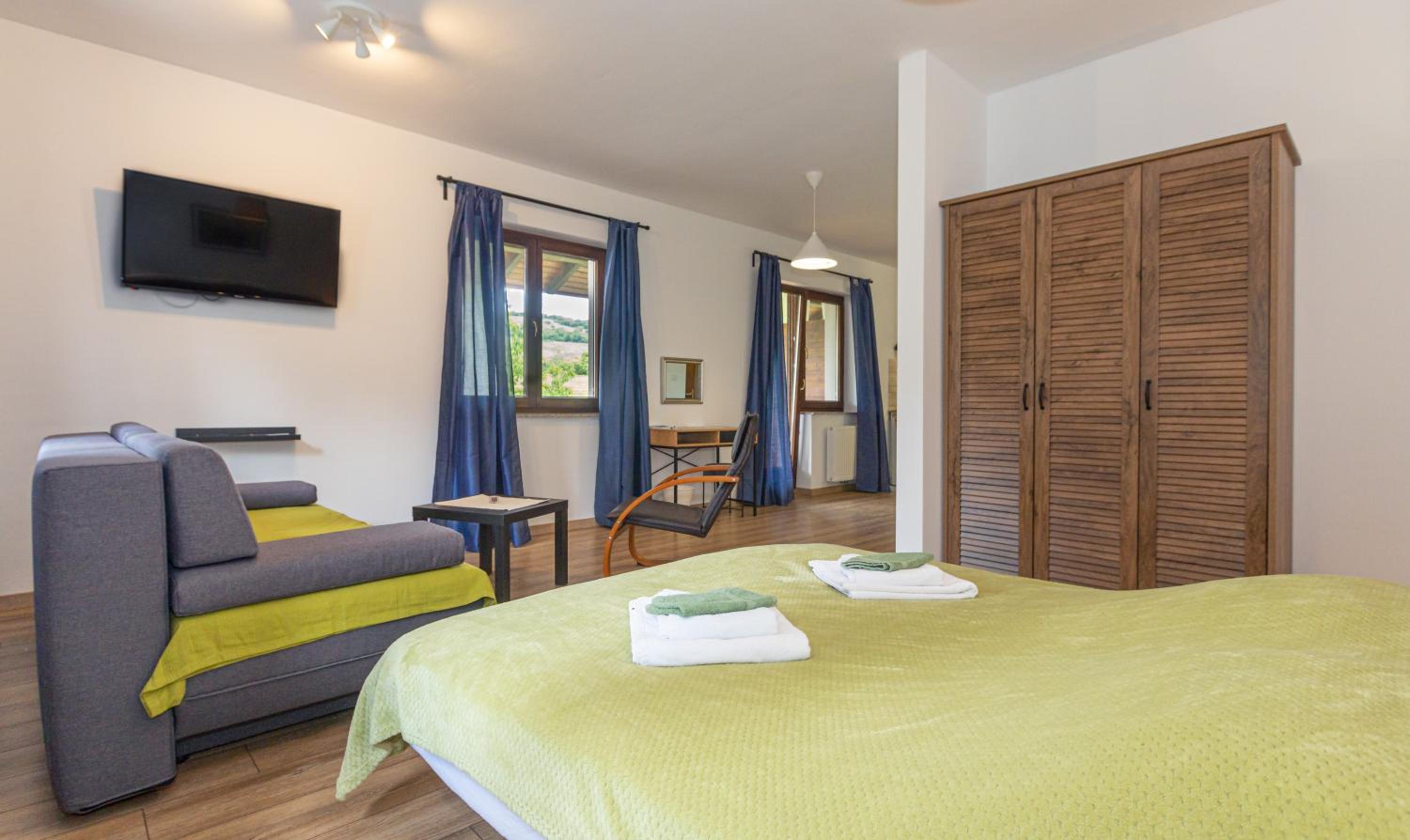 Deluxe Studio with Jacuzzi - Photo 5