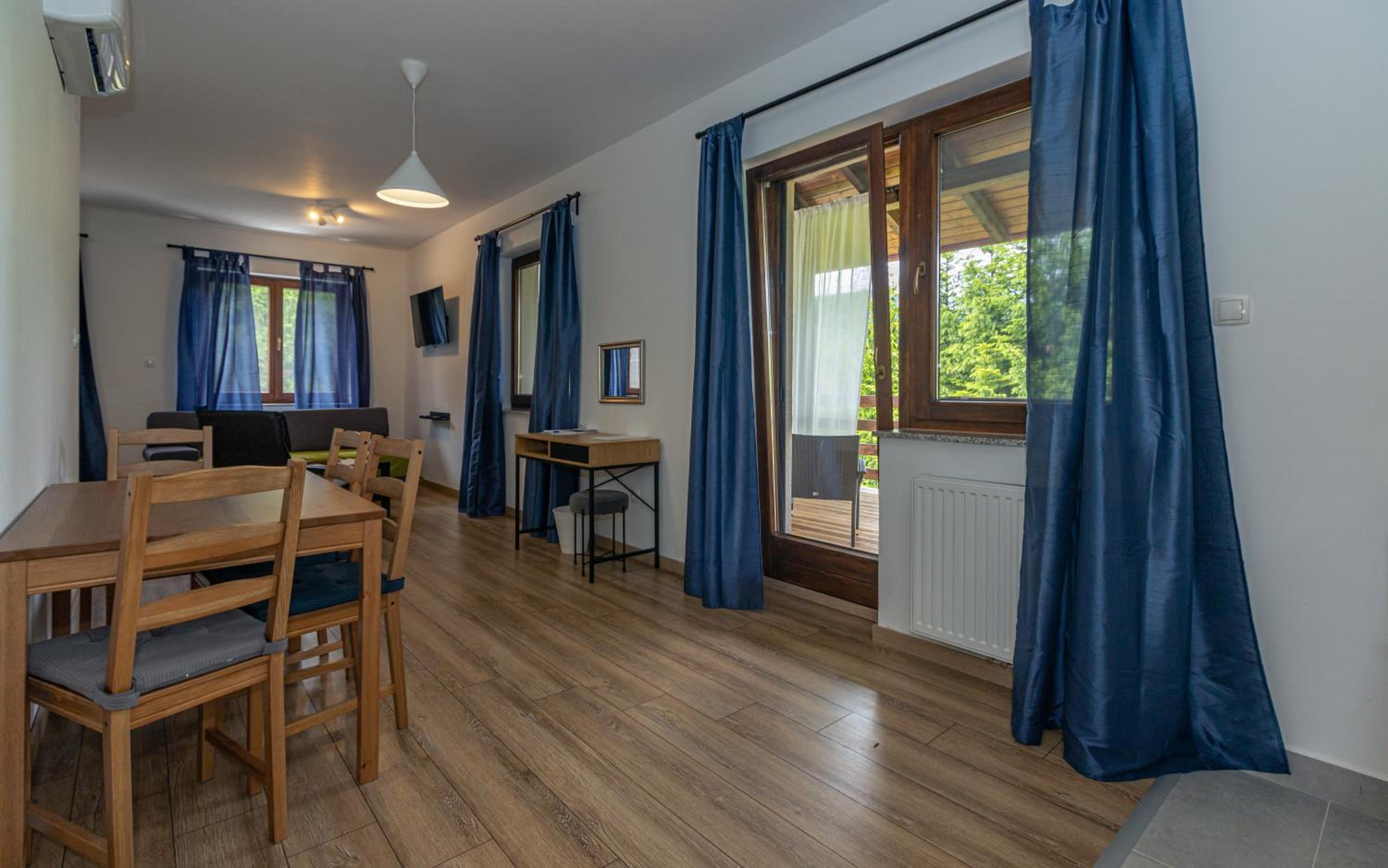 Deluxe Studio with Jacuzzi - Photo 4