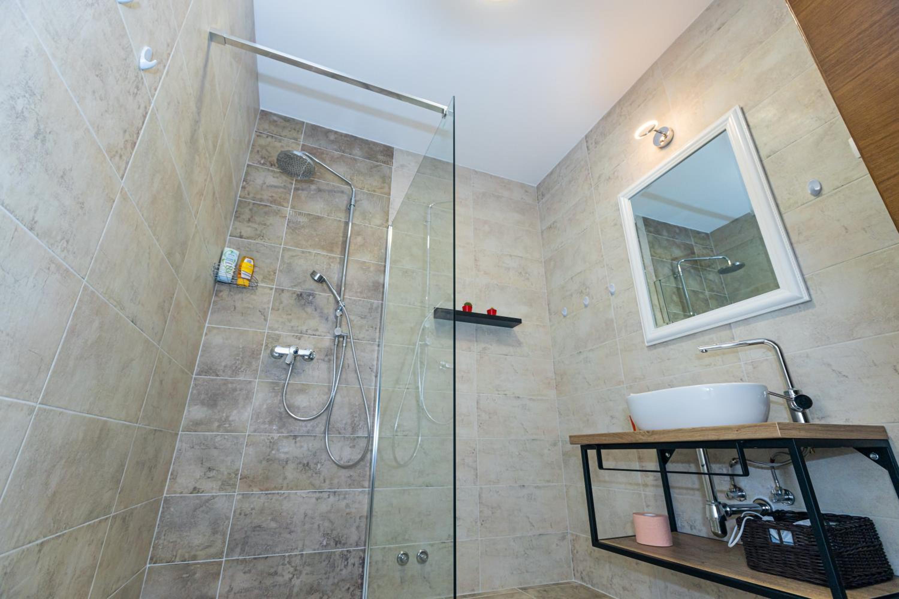 Deluxe Studio with Jacuzzi - Photo 11