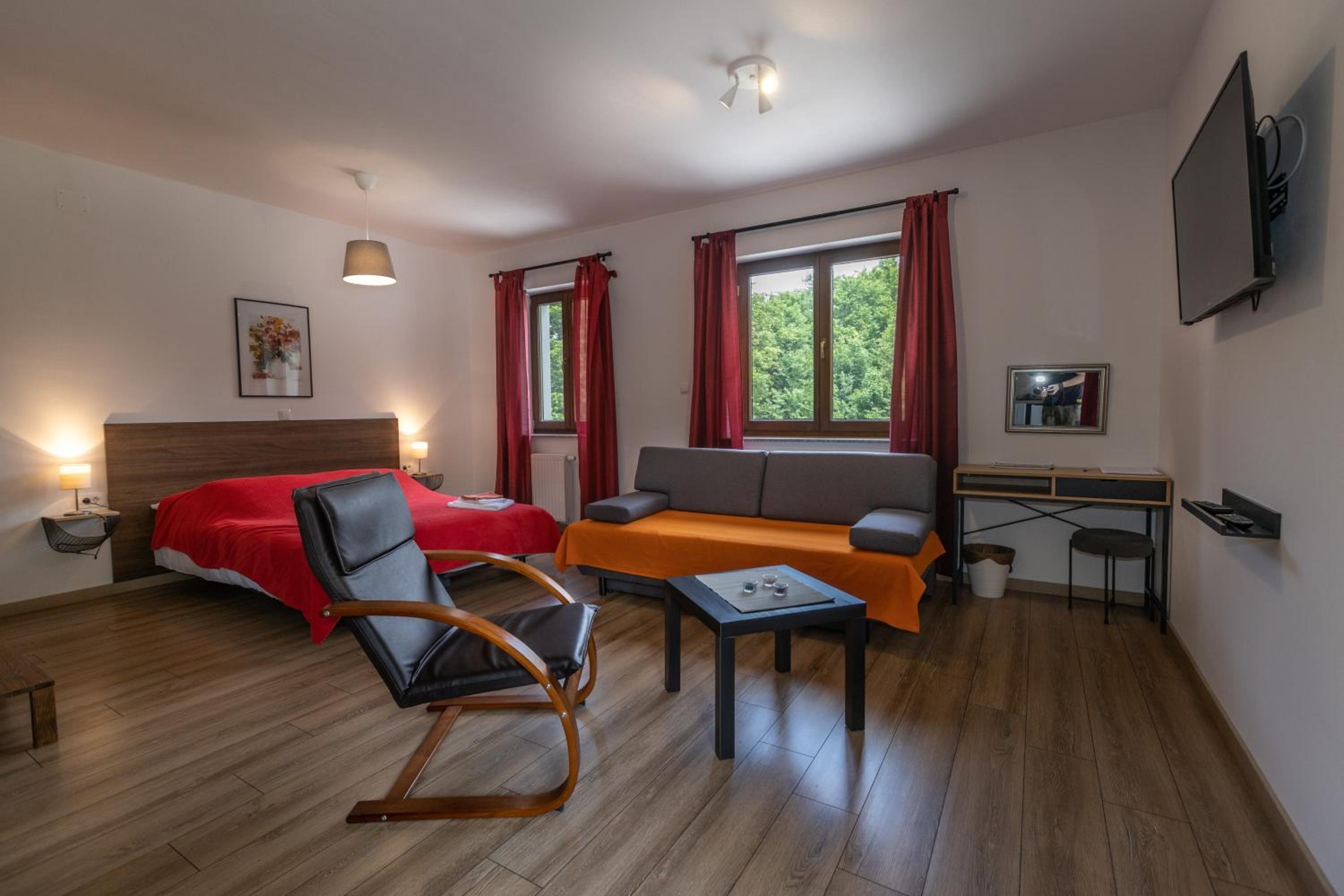 Deluxe Studio with Patio - Photo 3