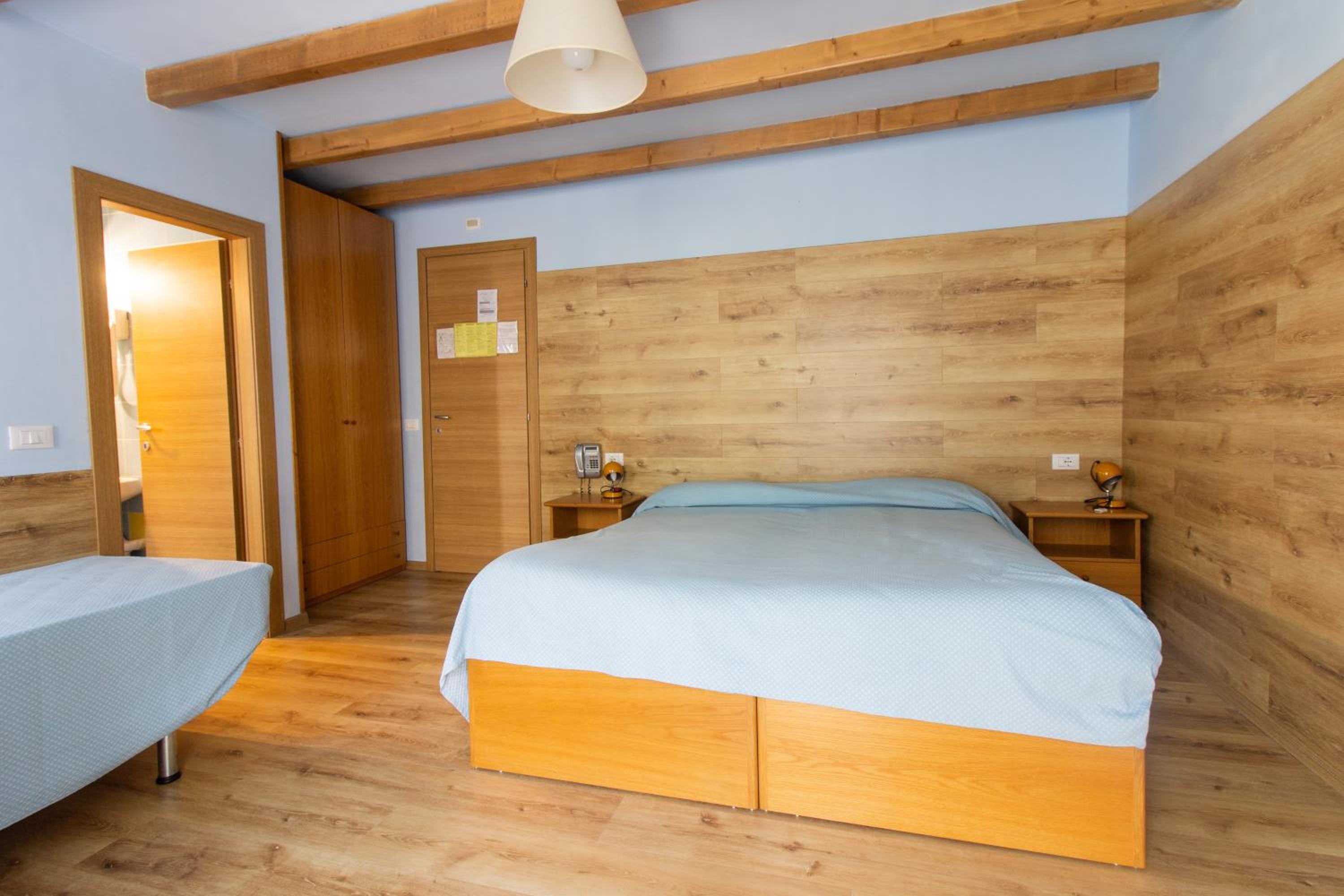 Double or Twin Room with Private Bathroom - Photo 12