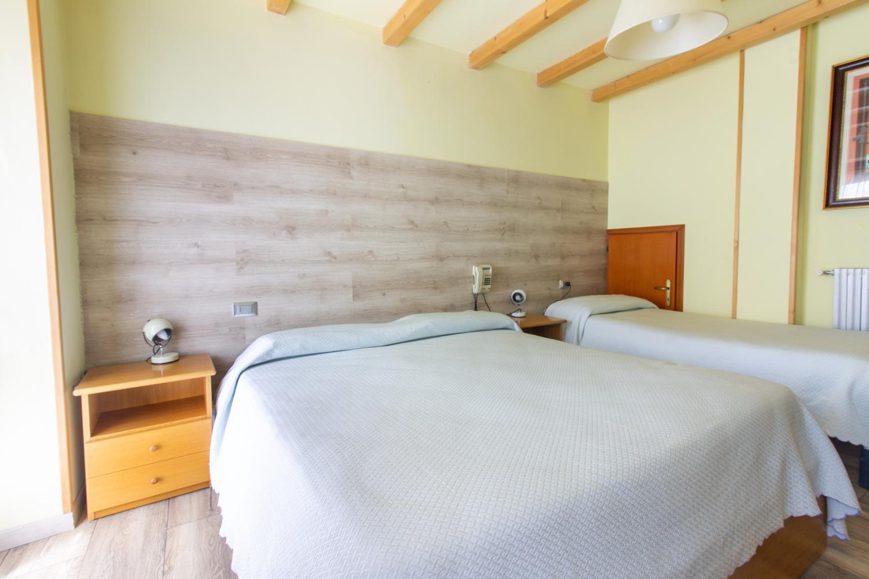 Double or Twin Room with Private Bathroom - Photo 11