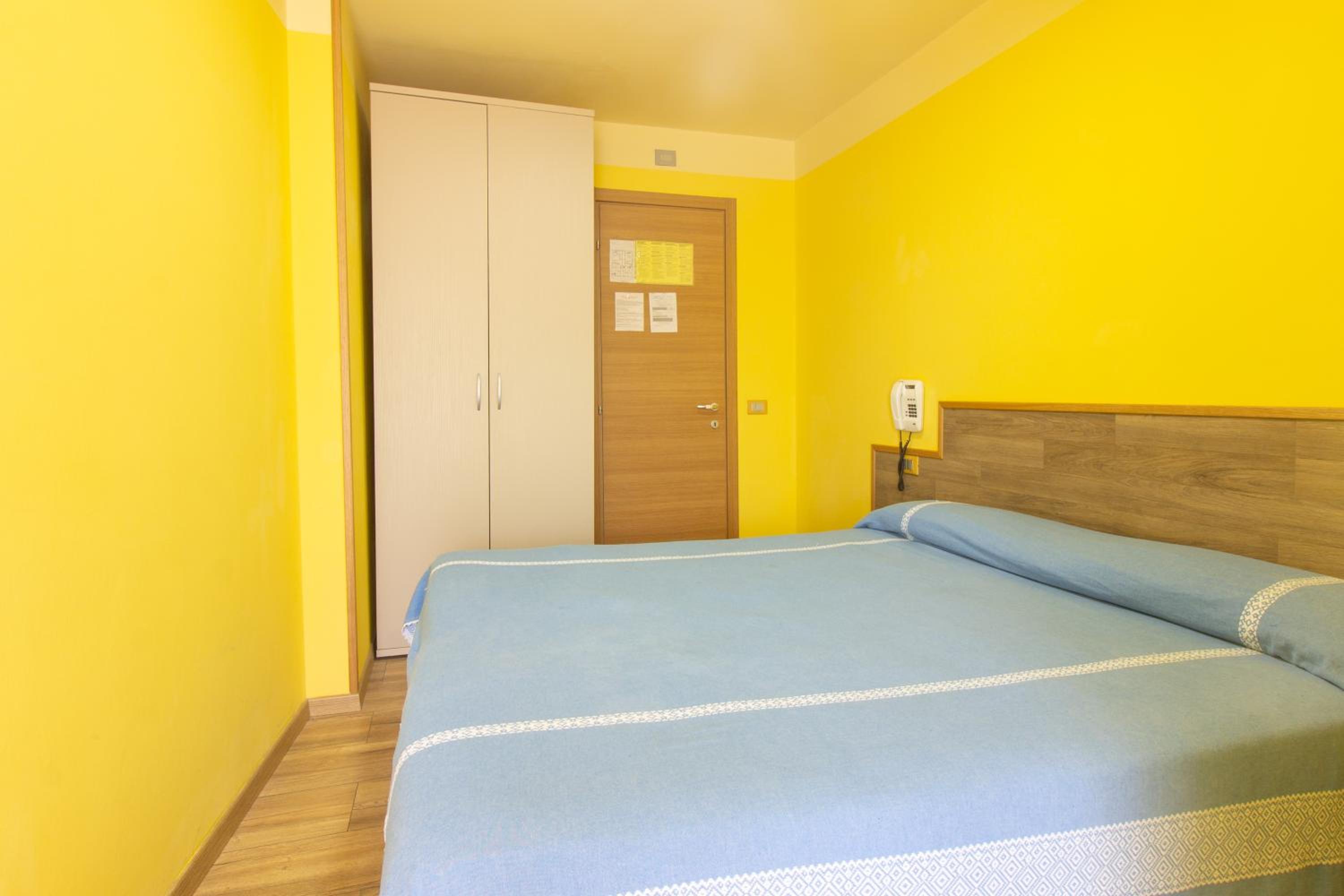 Double or Twin Room with Private Bathroom - Photo 10