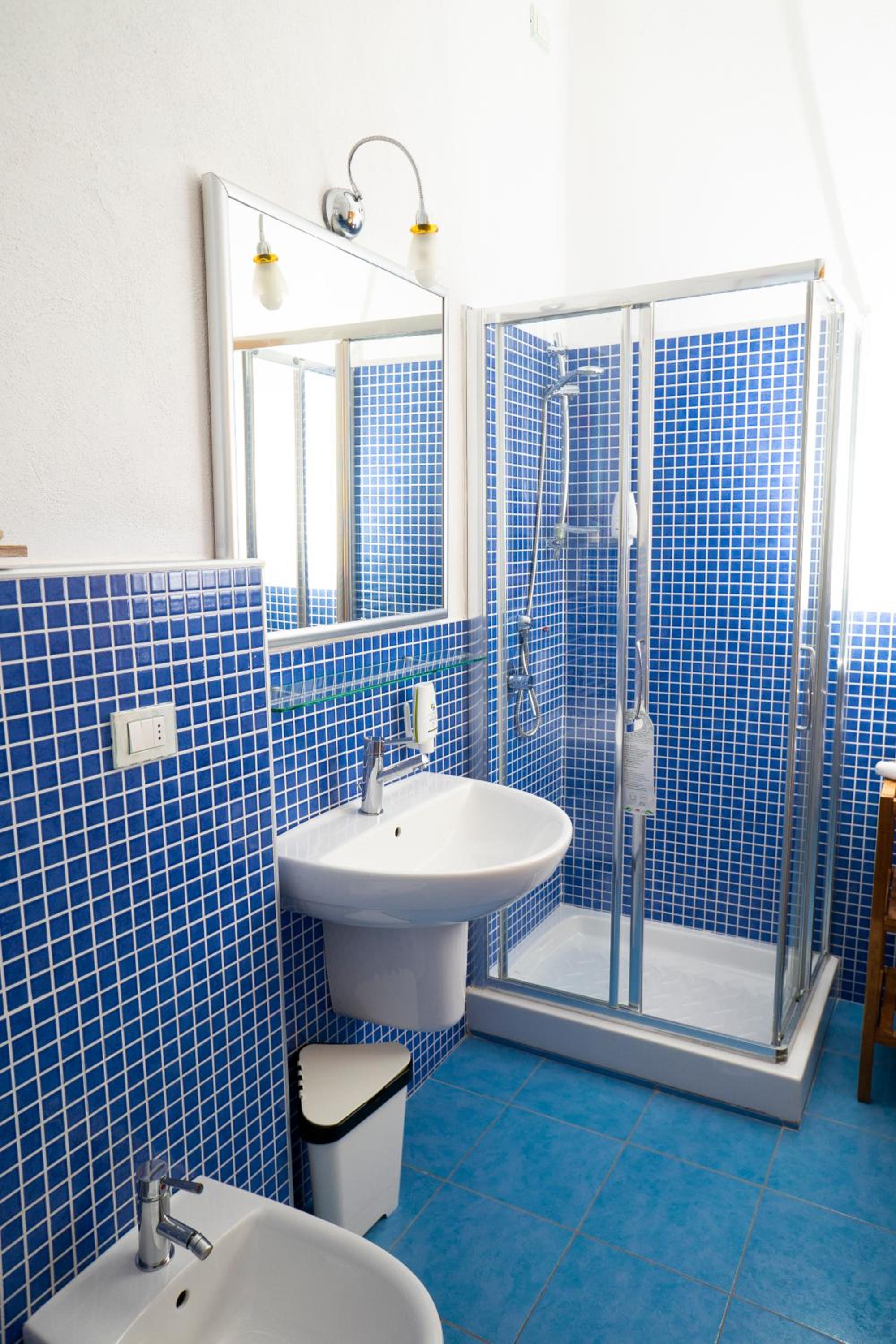 Double Room with Balcony and Sea View - Photo 4