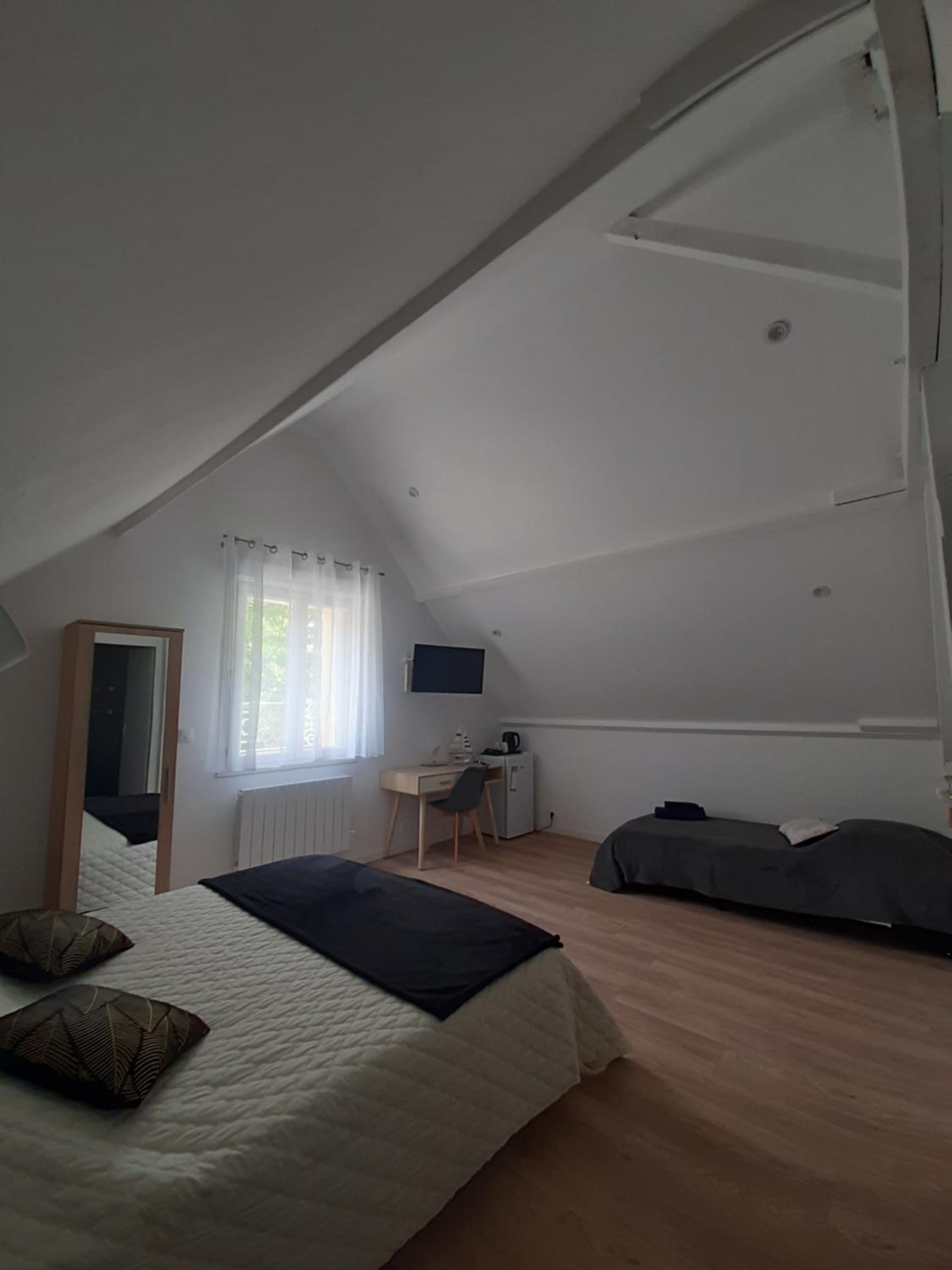Deluxe Room (2 Adults + 1 Child) - Photo 1