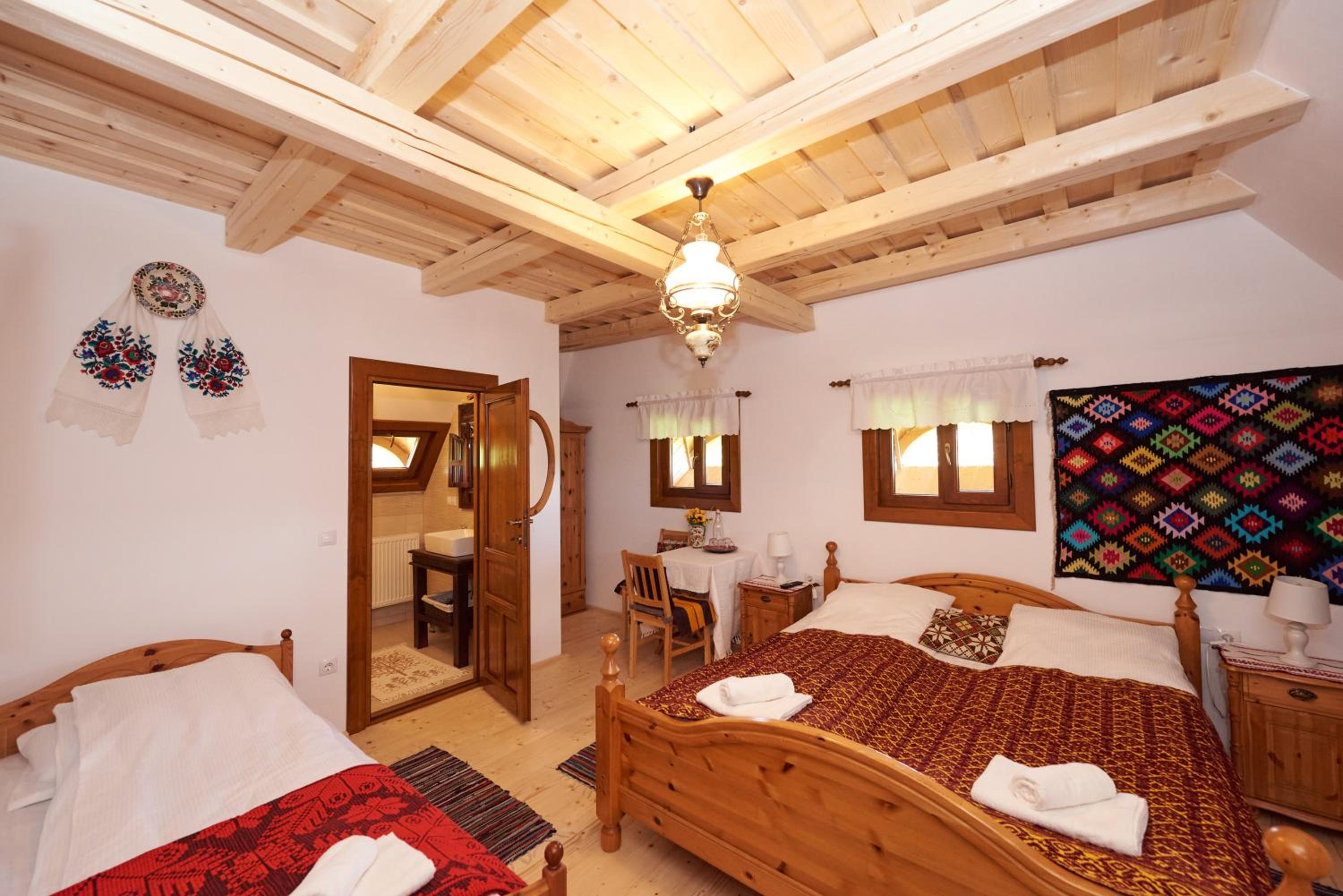 Deluxe Room (2 Adults + 1 Child) - Photo 5