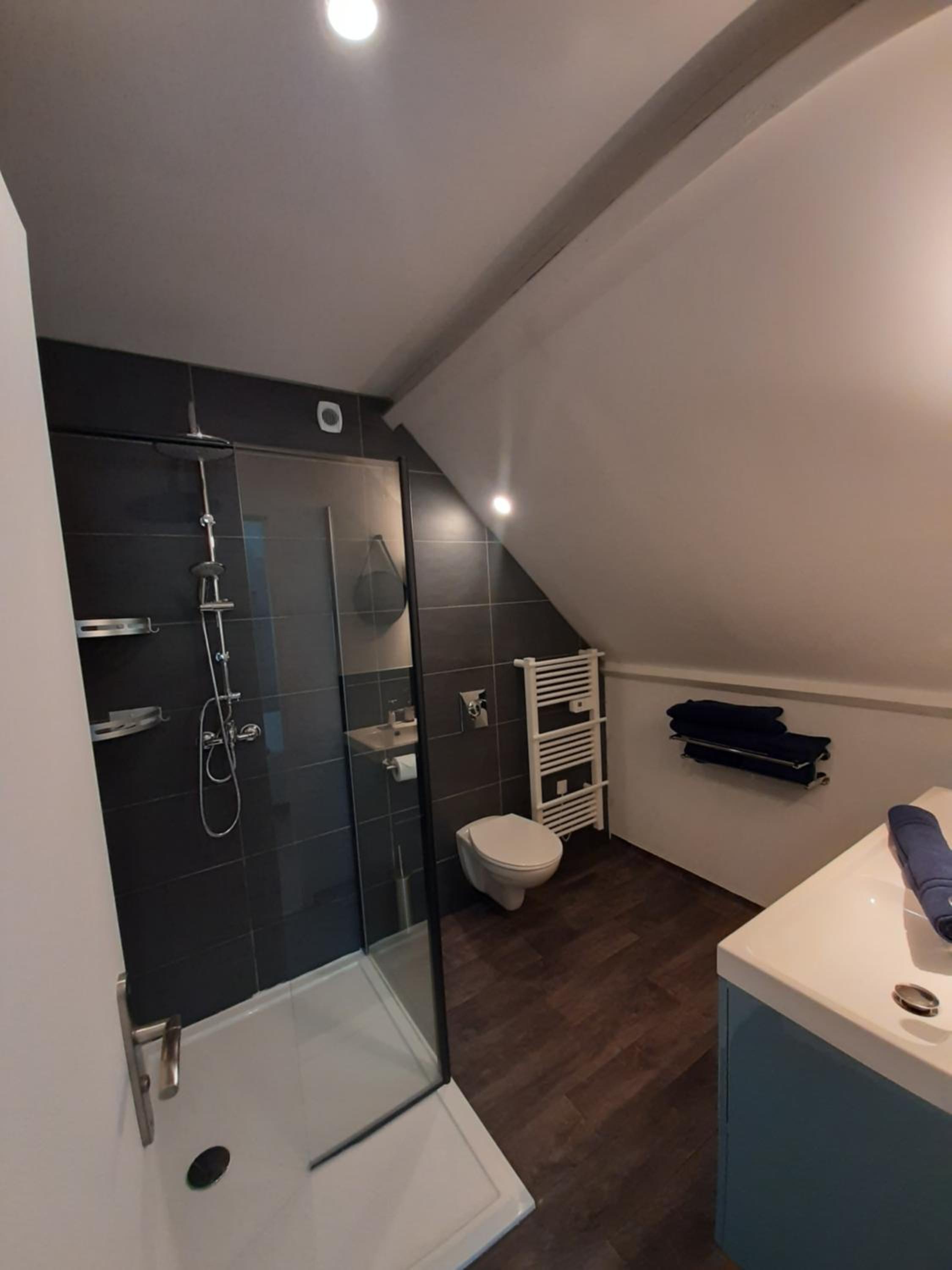 Deluxe Room (2 Adults + 1 Child) - Photo 2