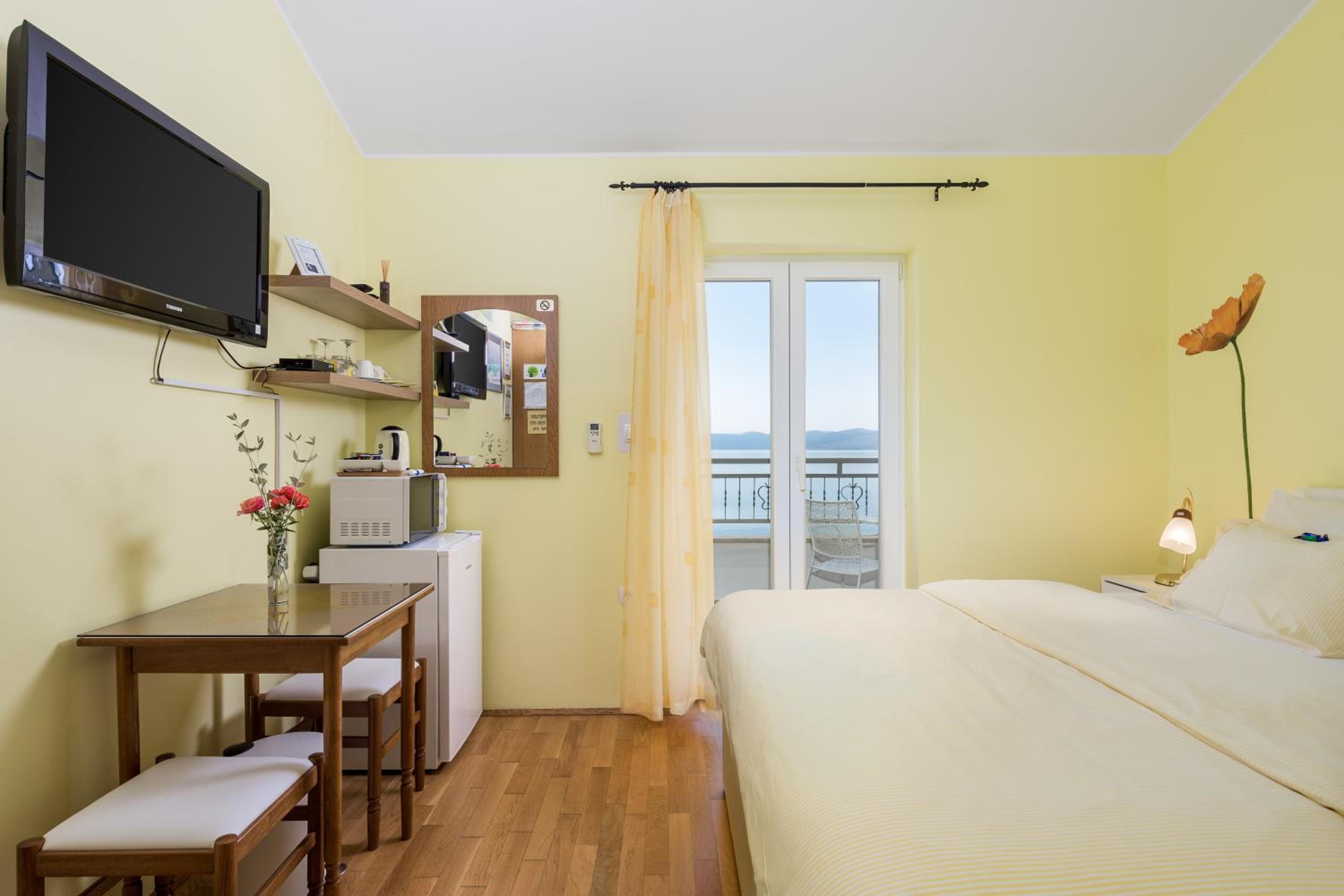Double Room with Balcony and Sea View - Photo 18