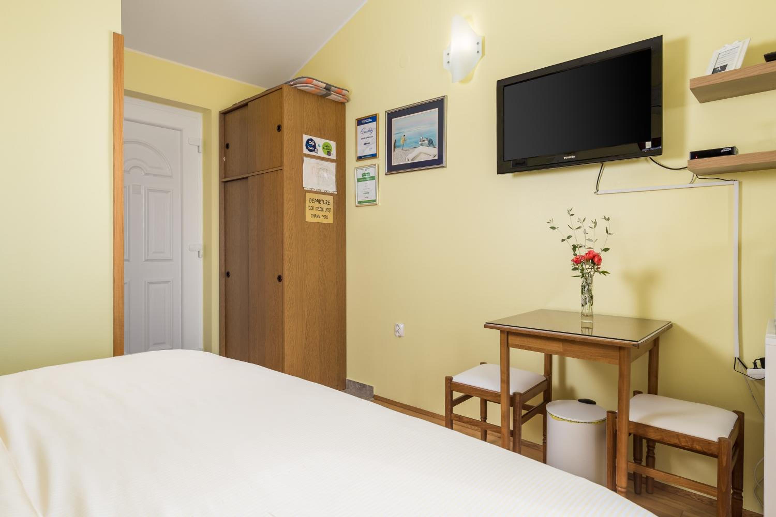 Double Room with Balcony and Sea View - Photo 16